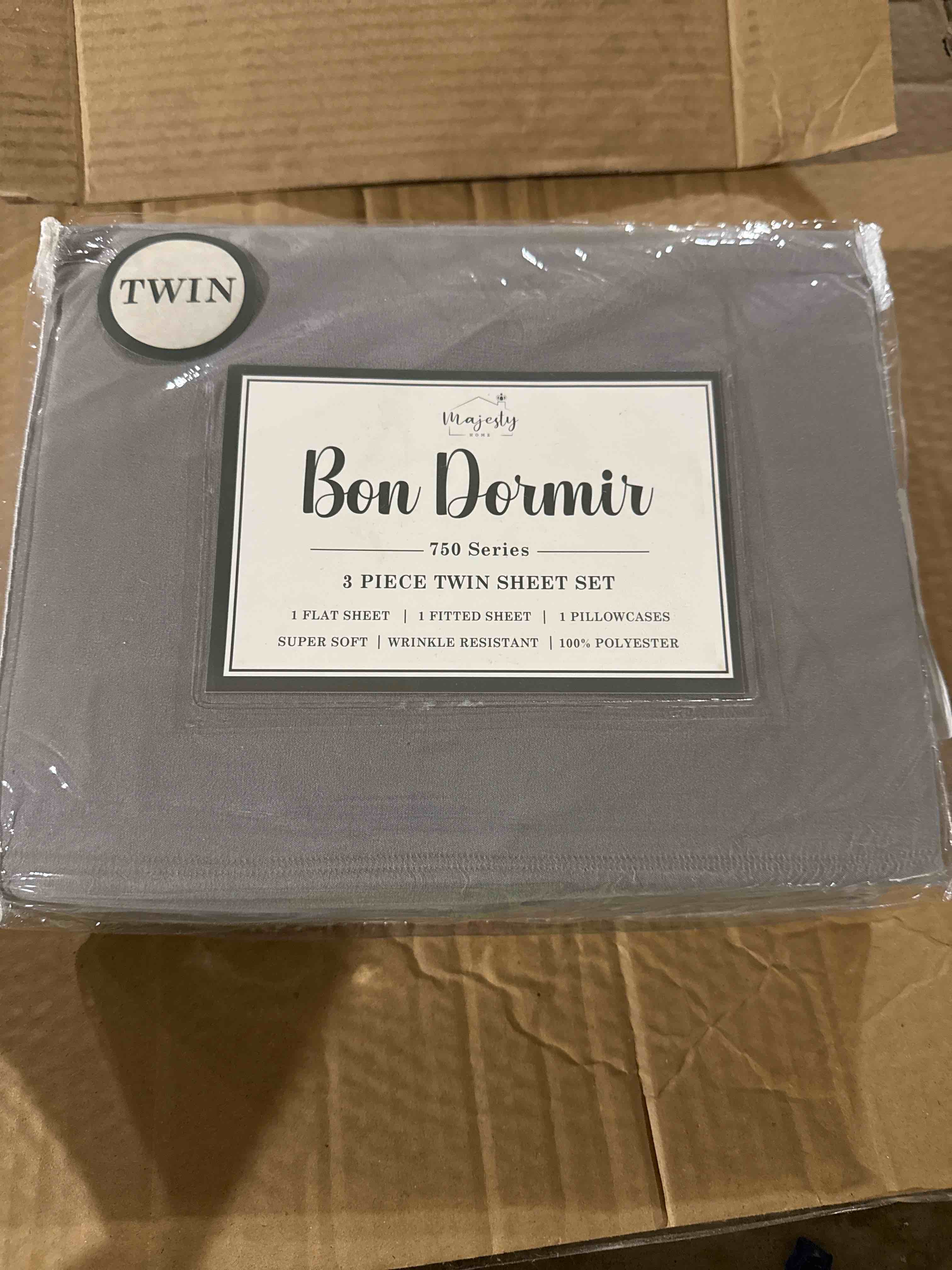 Condition photo showing New/Like New for bon dormir 750 series three-piece sheet set- twin
