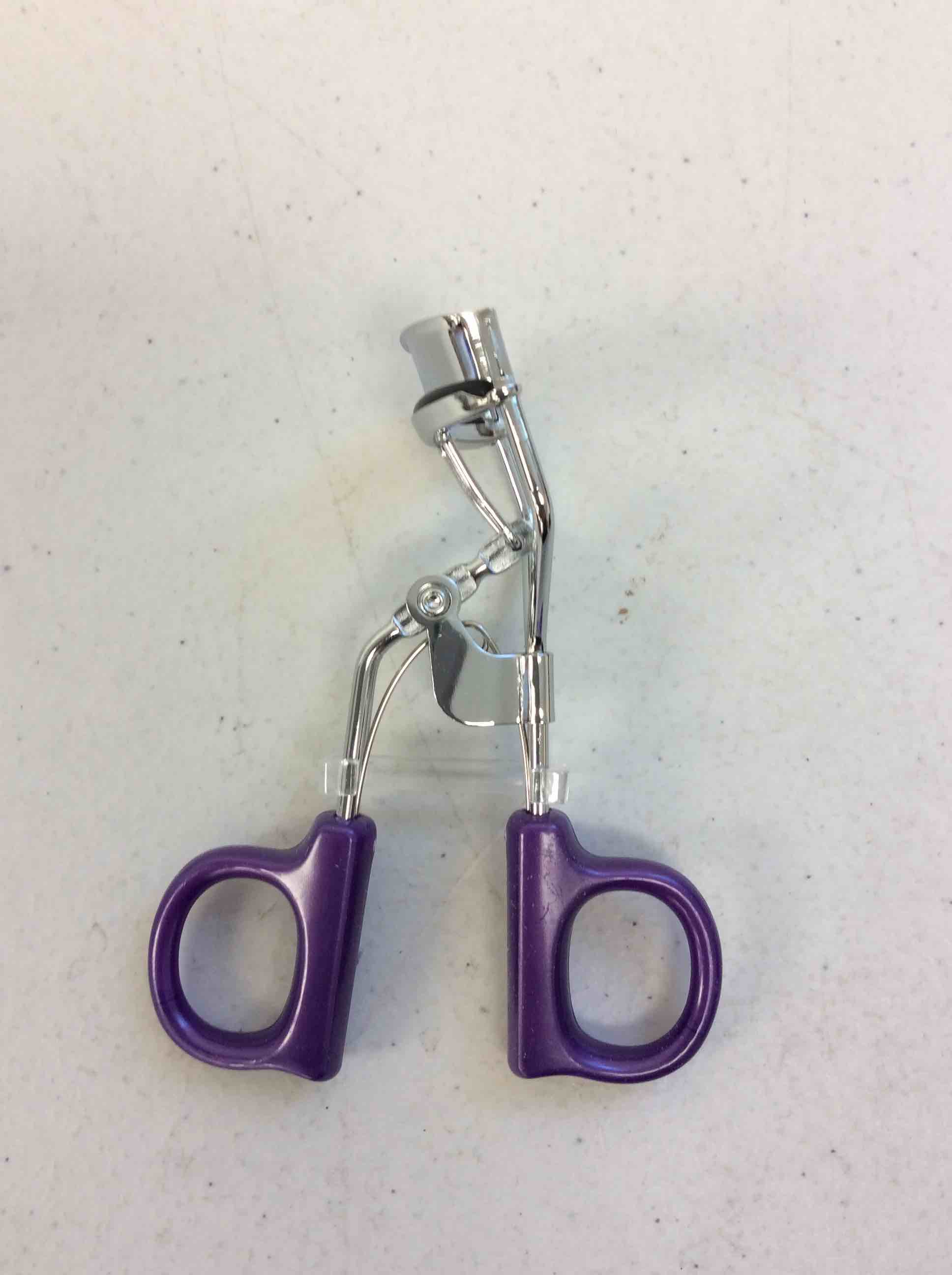 Condition photo showing New/Like New for yang laing eyelash curler beauty care
