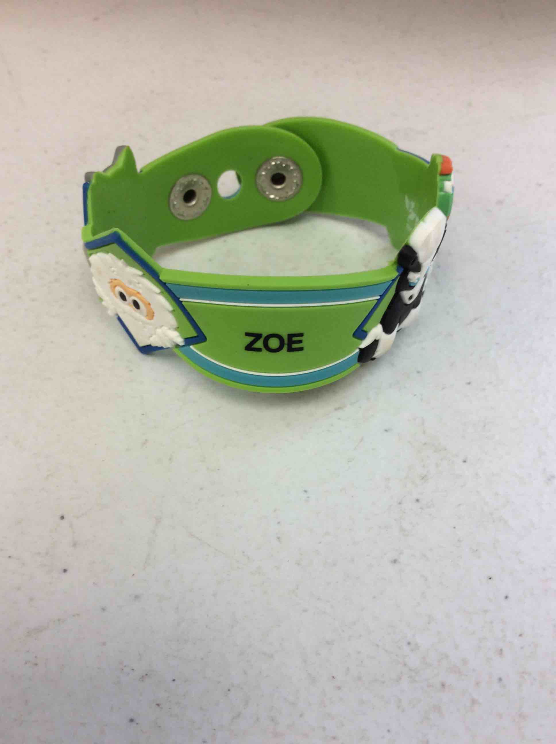 Condition photo showing New/Like New for box of sea world busch gardens bracelets with names 