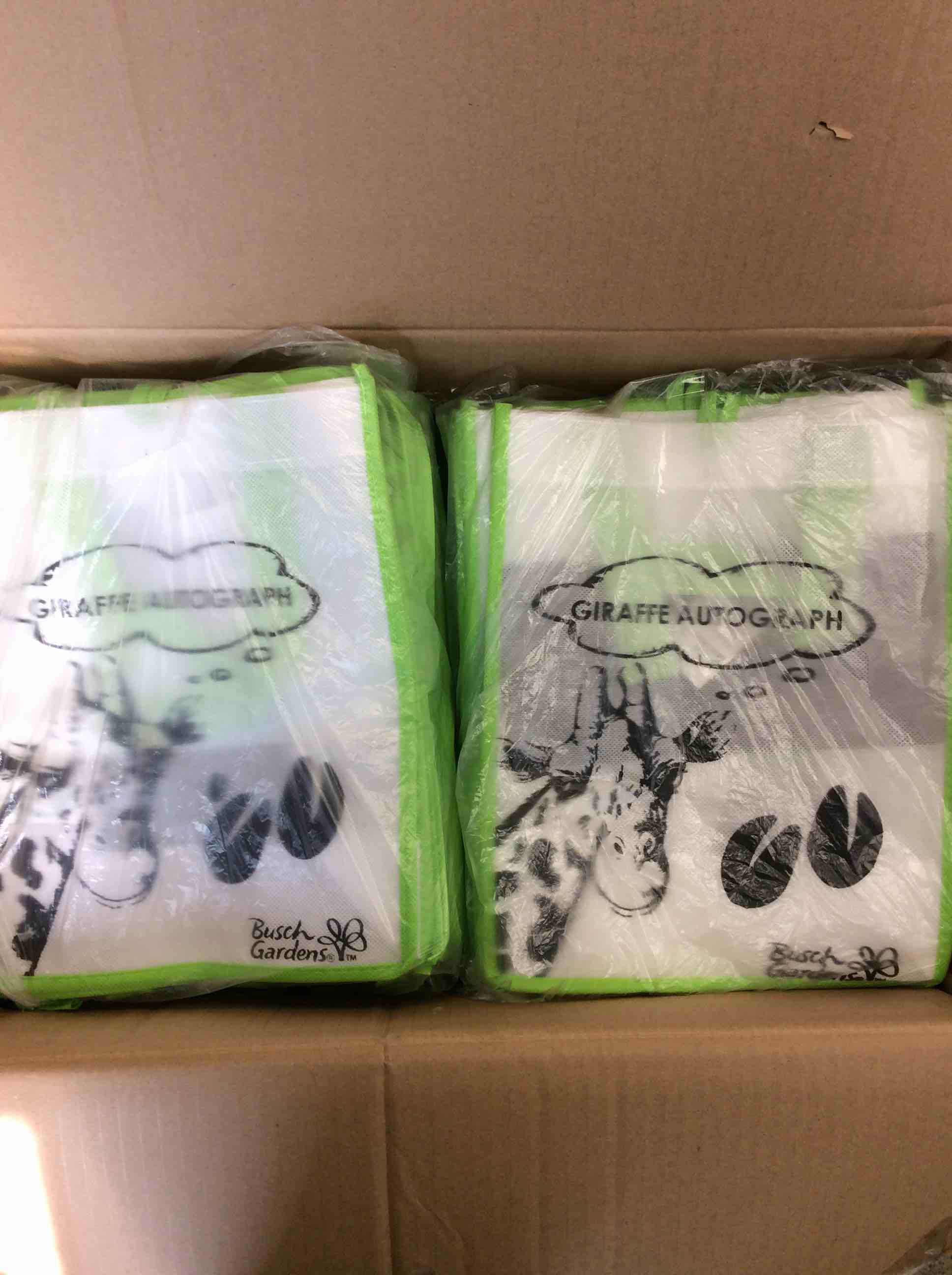 Condition photo showing New/Like New for box of sea world busch gardens giraffe autograph bags