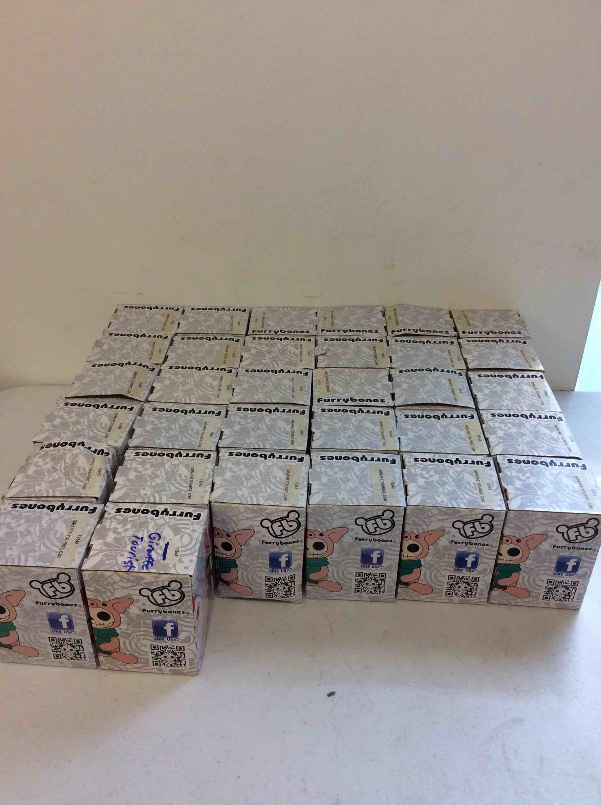 Condition photo showing New/Like New for box of sea world busch gardens decorative items