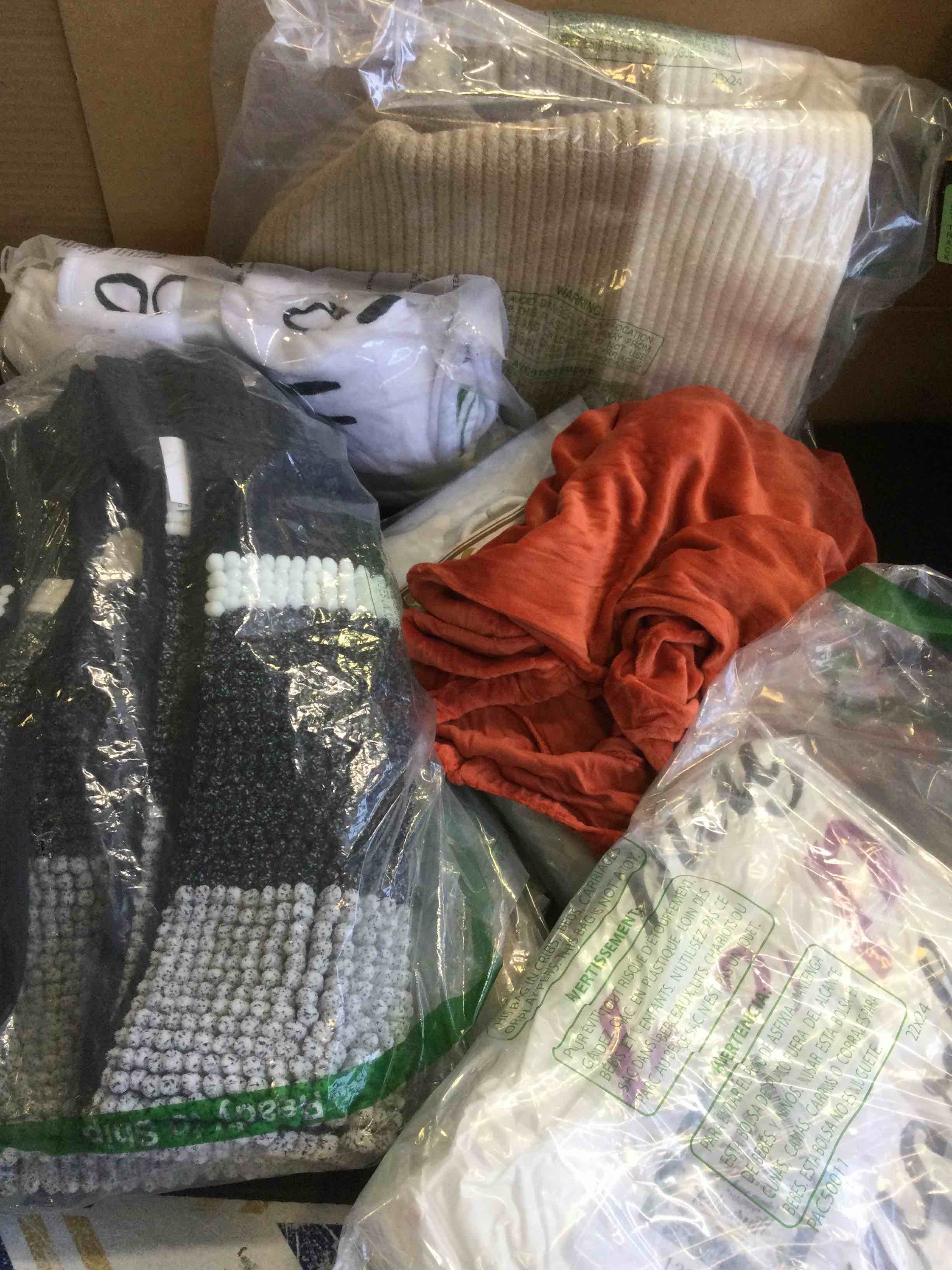 assorted household items (covers, rugs and more…)