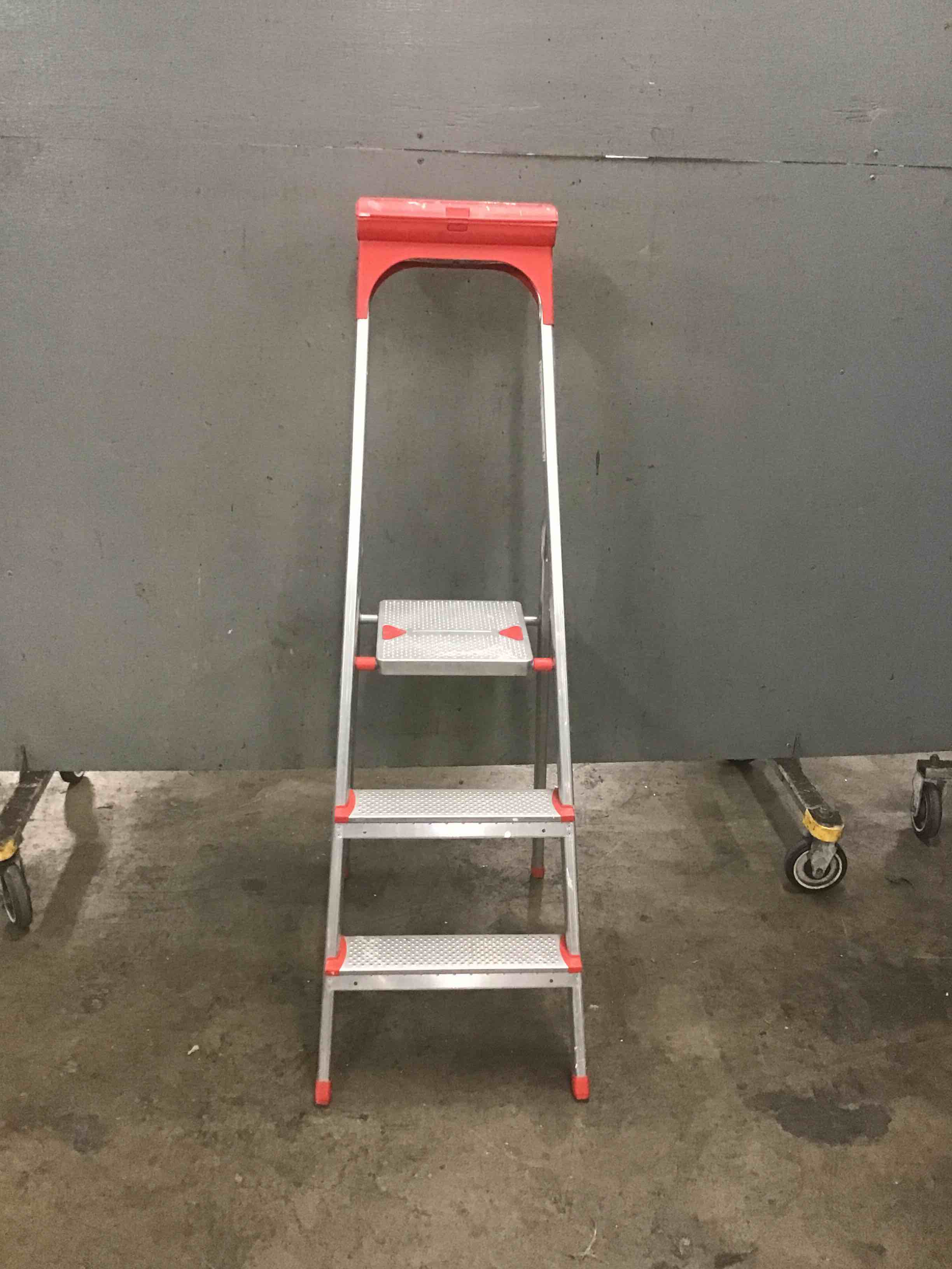 Leifheit Aluminum 4 Foot Ladder With Storage Compartment