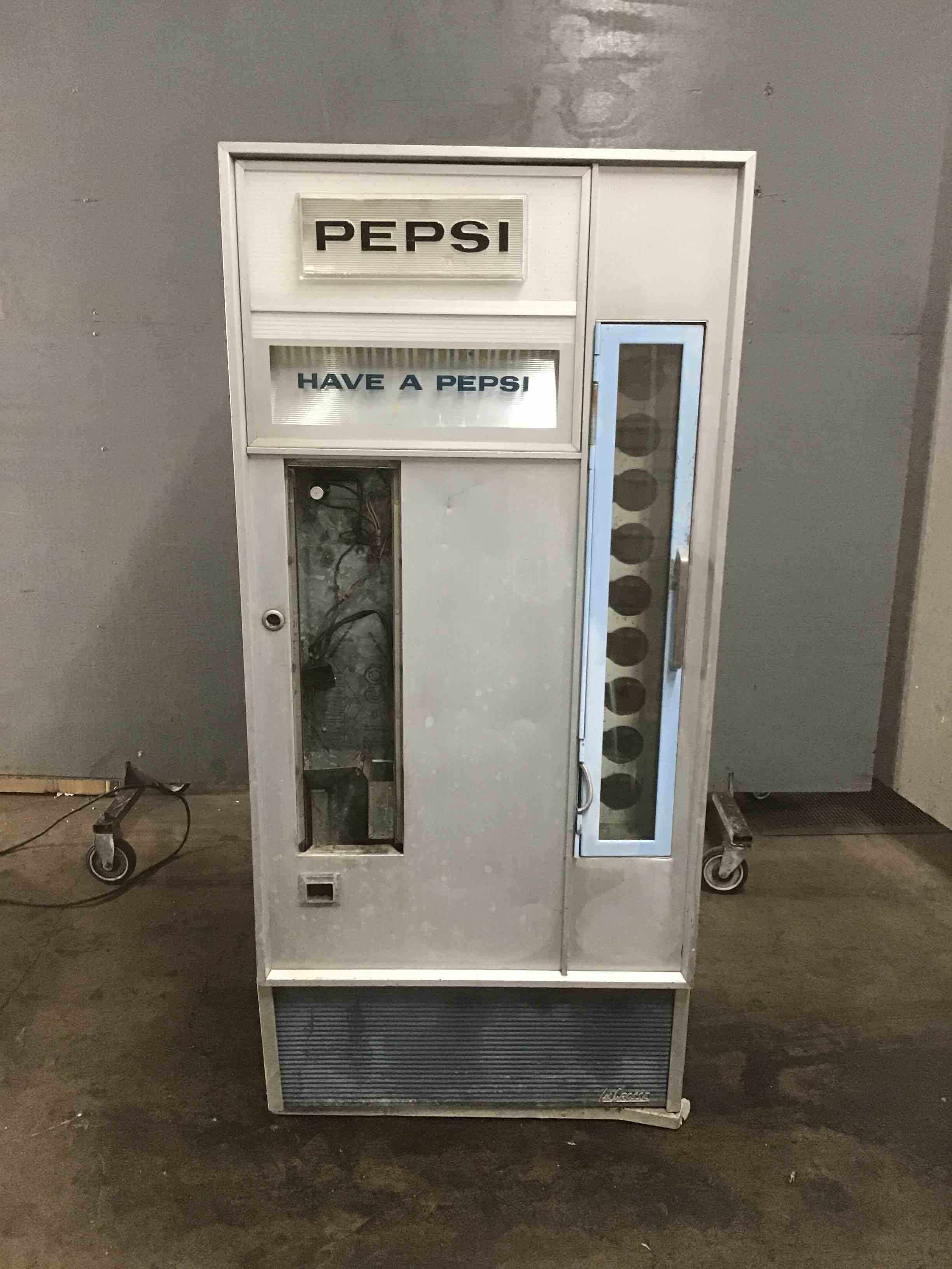 La Crosse 29.58 Inch 9 Slot Refrigerated Beverage Vending Machine