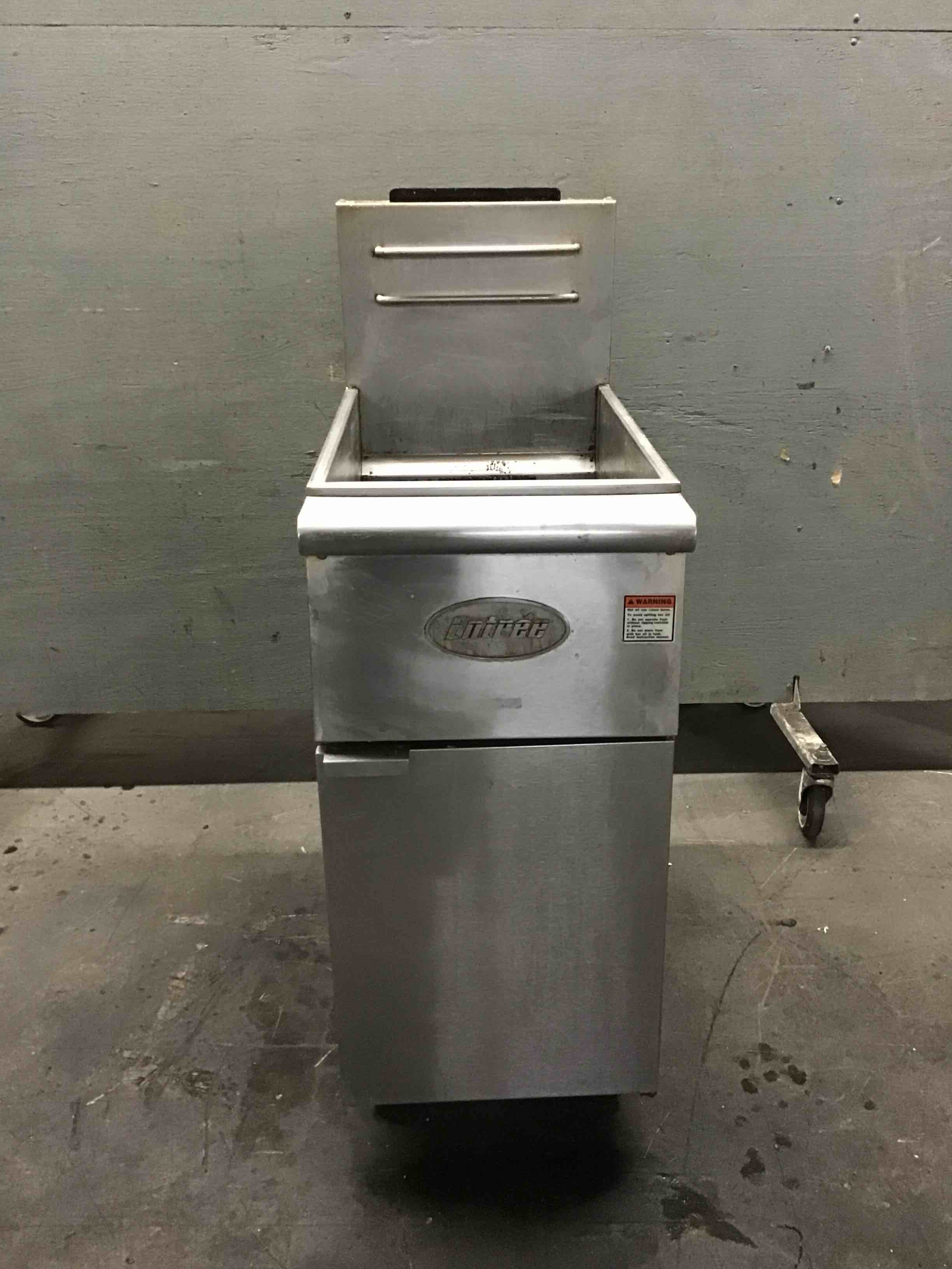 Entree Stainless Steel 40 Lb. Natural Gas Fryer On Casters