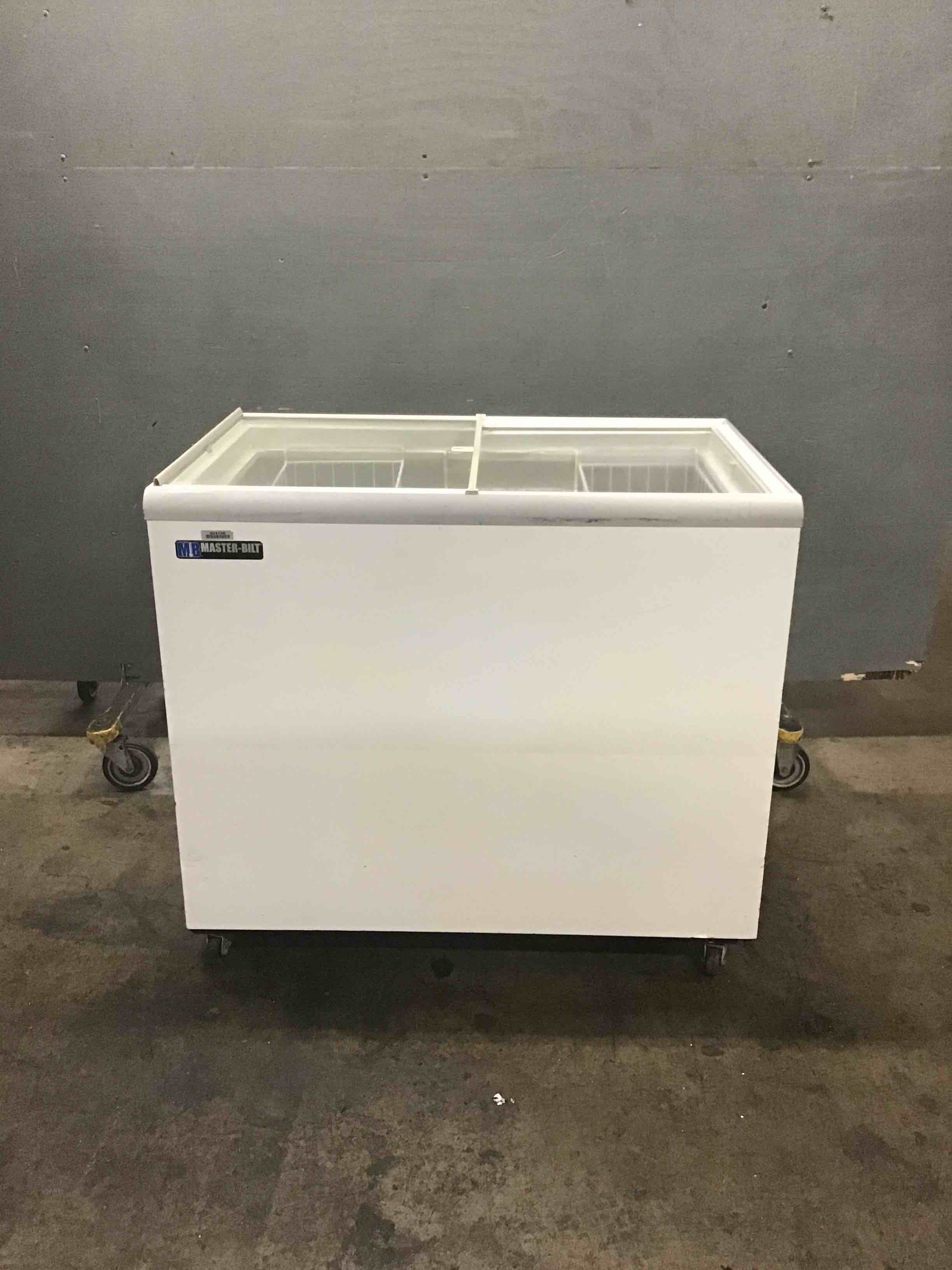 Master Bilt 40.75 Inch Ice Cream Merchandising Freezer With 2 Top Sliding Lids