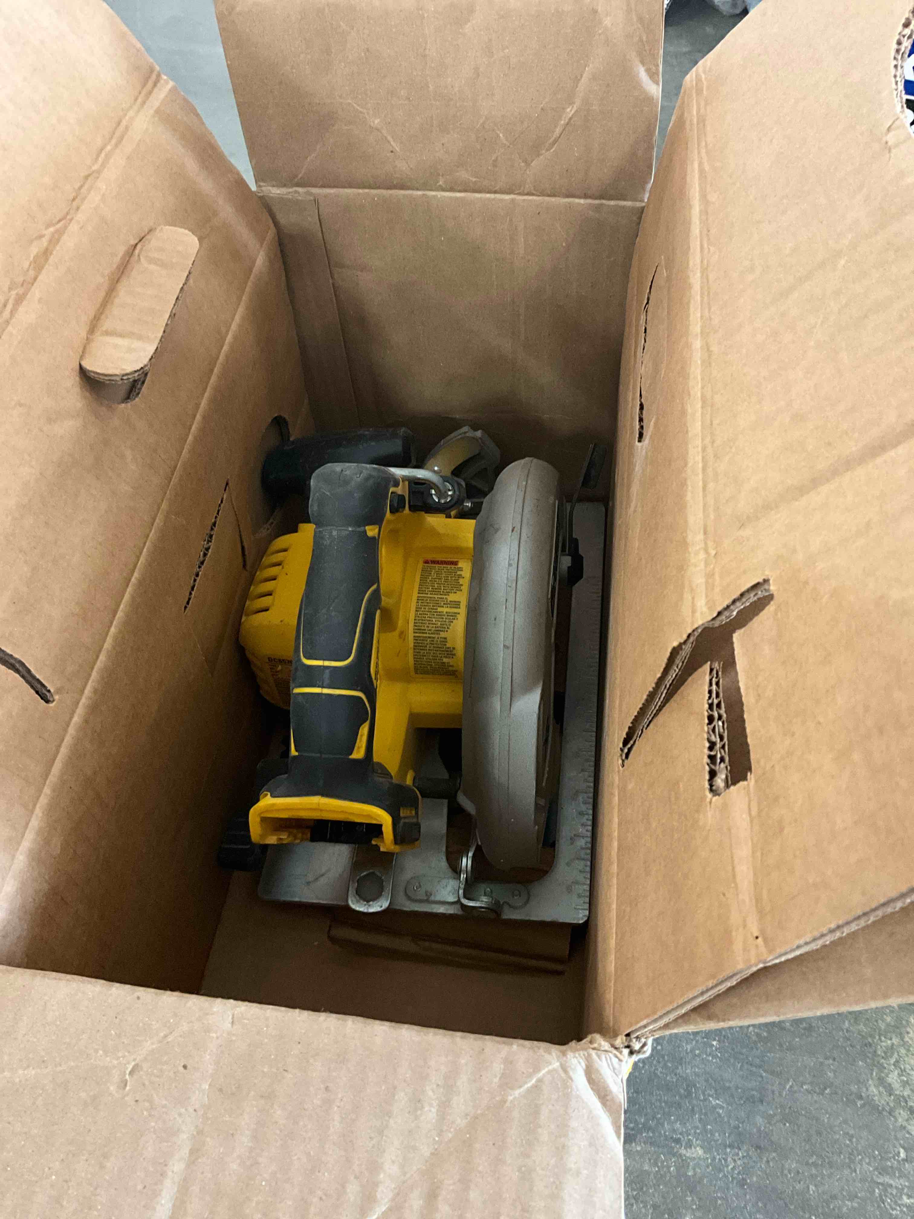 https://s3.amazonaws.com/lotting-images-prod/bidfta/GRN3960252_1714315990932.jpeg