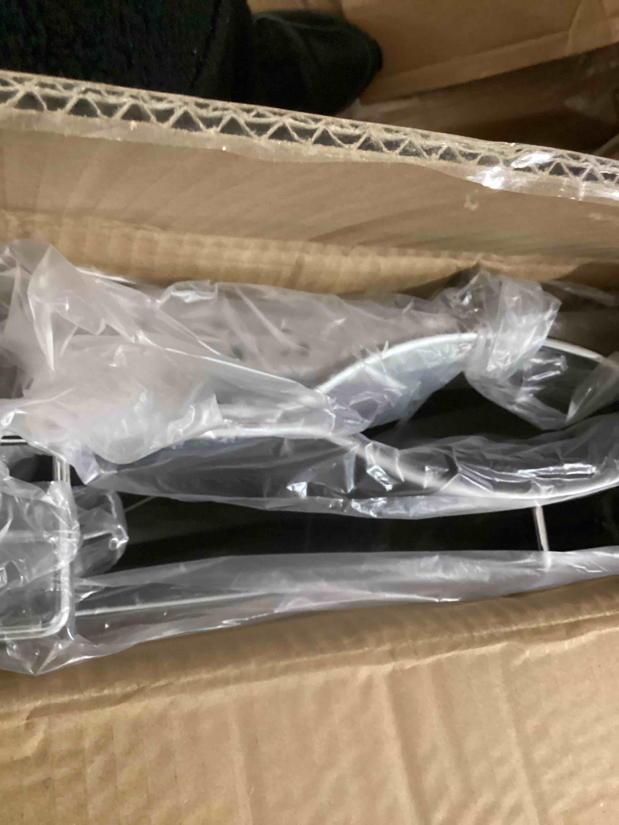 https://s3.amazonaws.com/lotting-images-prod/bidfta/GRN3963570_1700677719299.jpeg