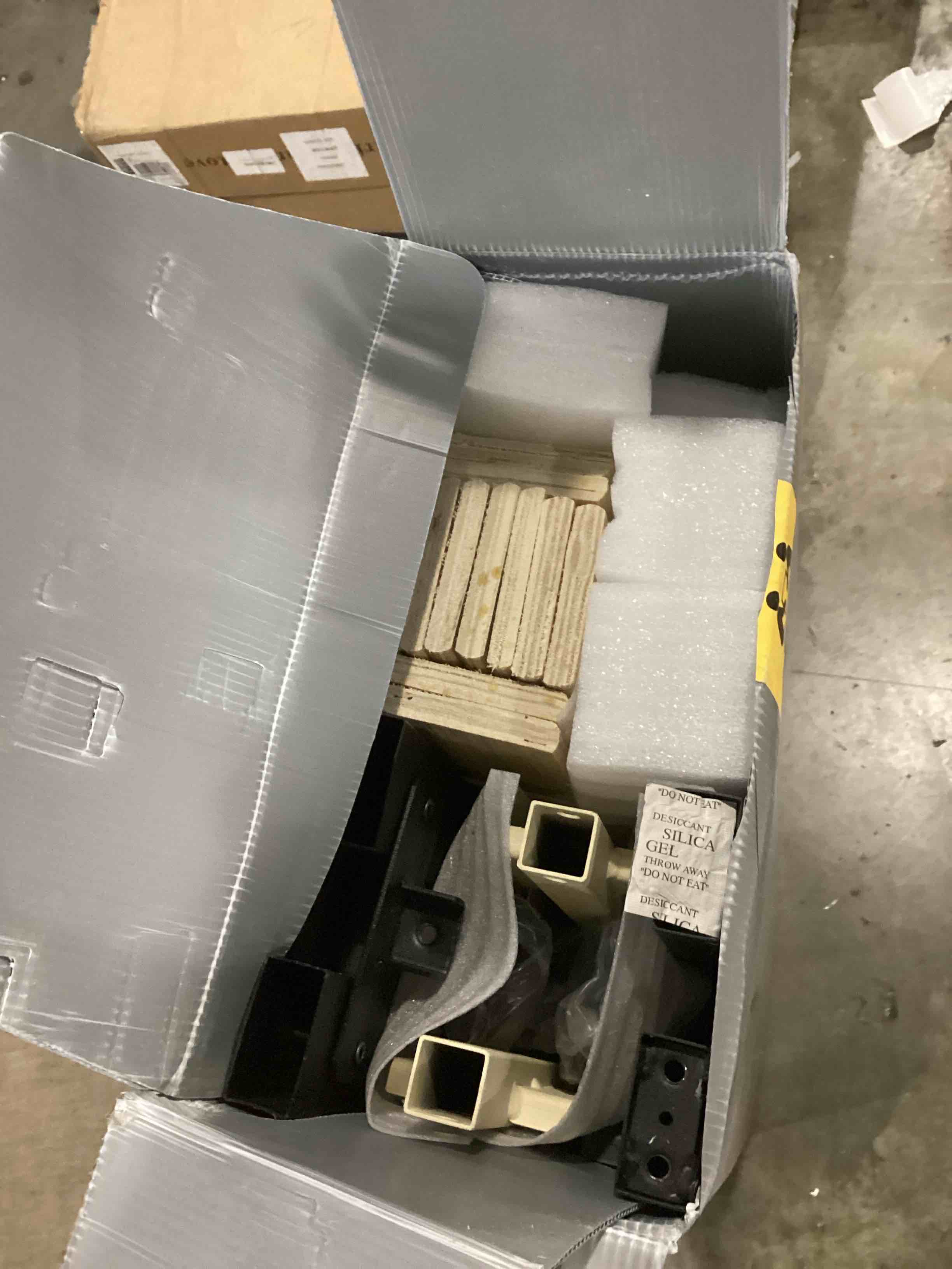 https://s3.amazonaws.com/lotting-images-prod/bidfta/GRN4037824_1708097836494.jpeg