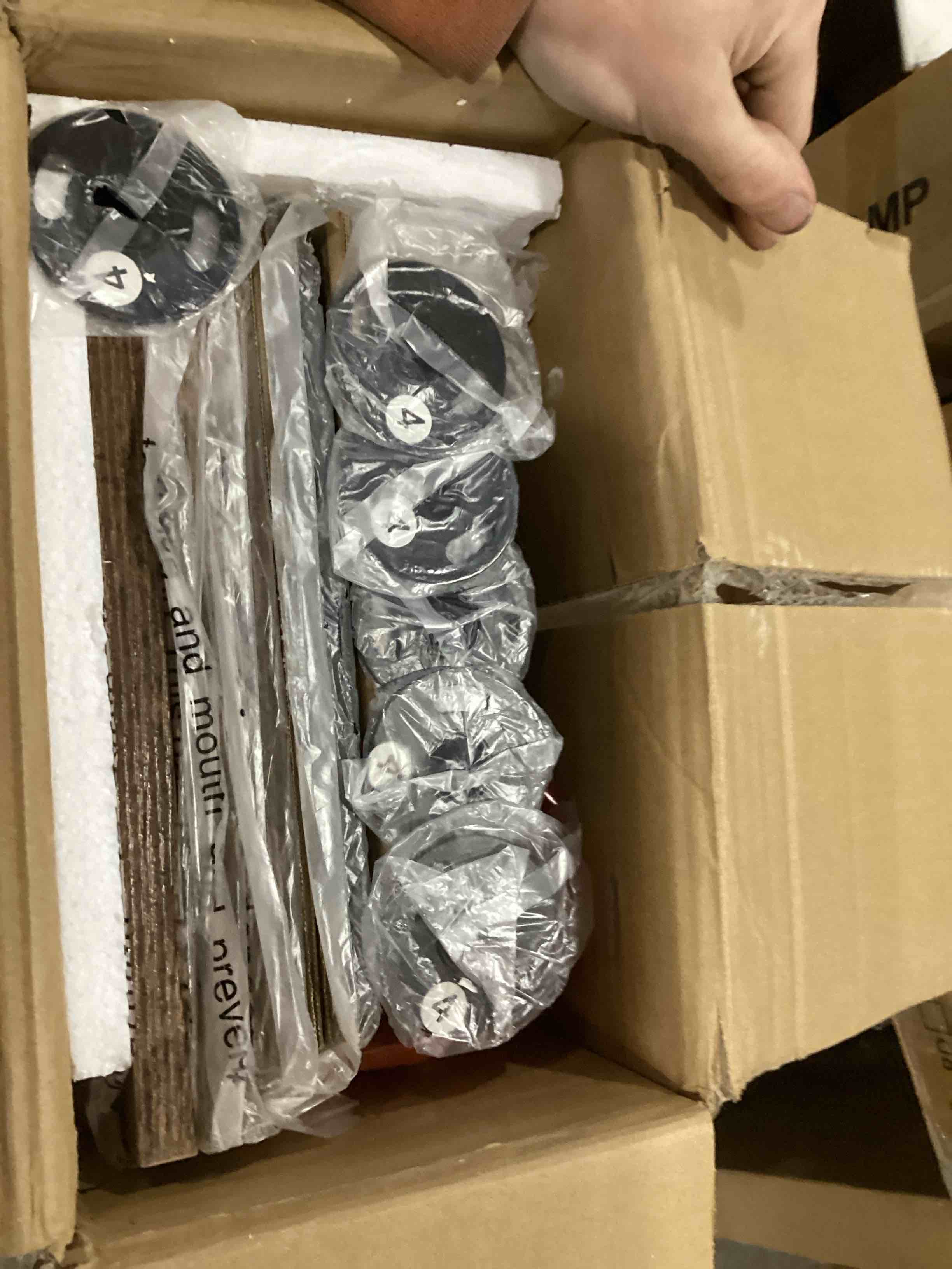 https://s3.amazonaws.com/lotting-images-prod/bidfta/GRN4039584_1708105843841.jpeg