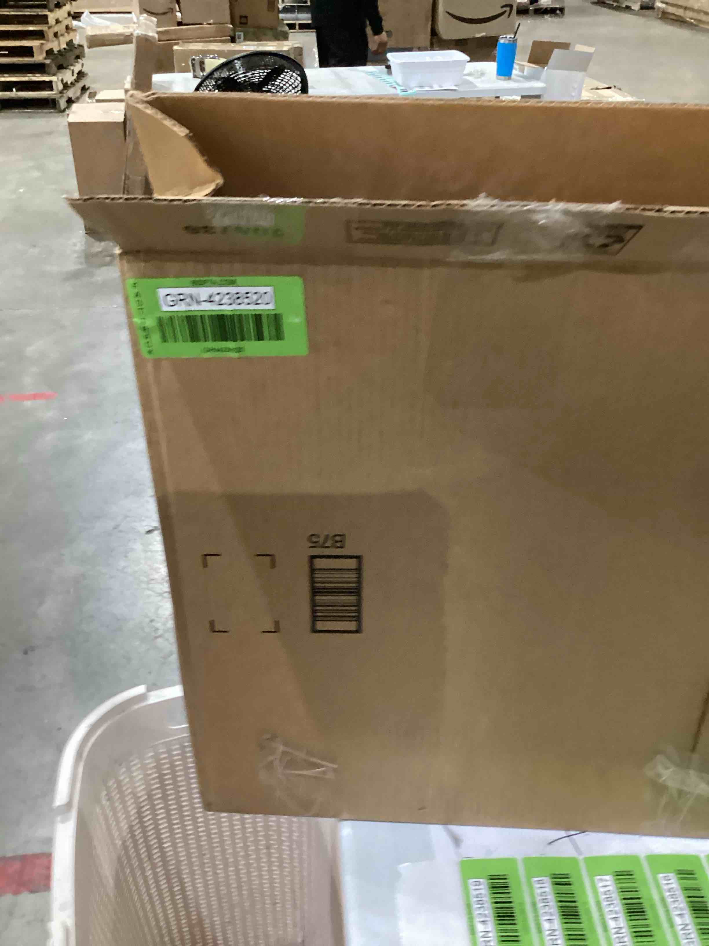 Creative Picture Frames Marco de revista de 8.75 x 11.75 pulgadas con vidrio de resistencia completa, moldeado de acero inoxidable Carnegie con paspartú negro (agazina no incluida)