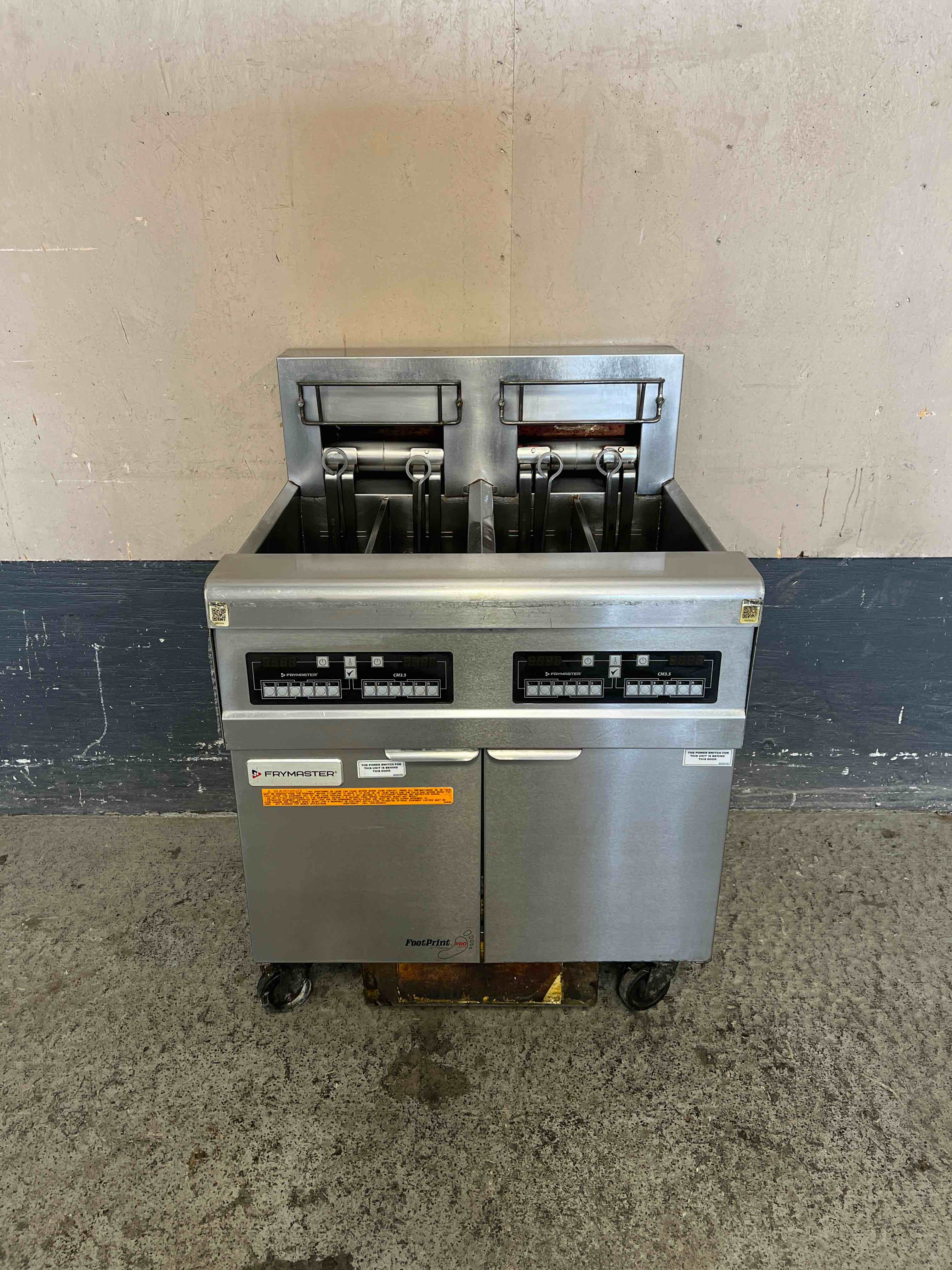 2018 FRYMASTER ELECTRIC DOUBLE 50 LB VAT DEEP FRYER WITH OIL FILTRATION SYSTEM ON CASTERS
