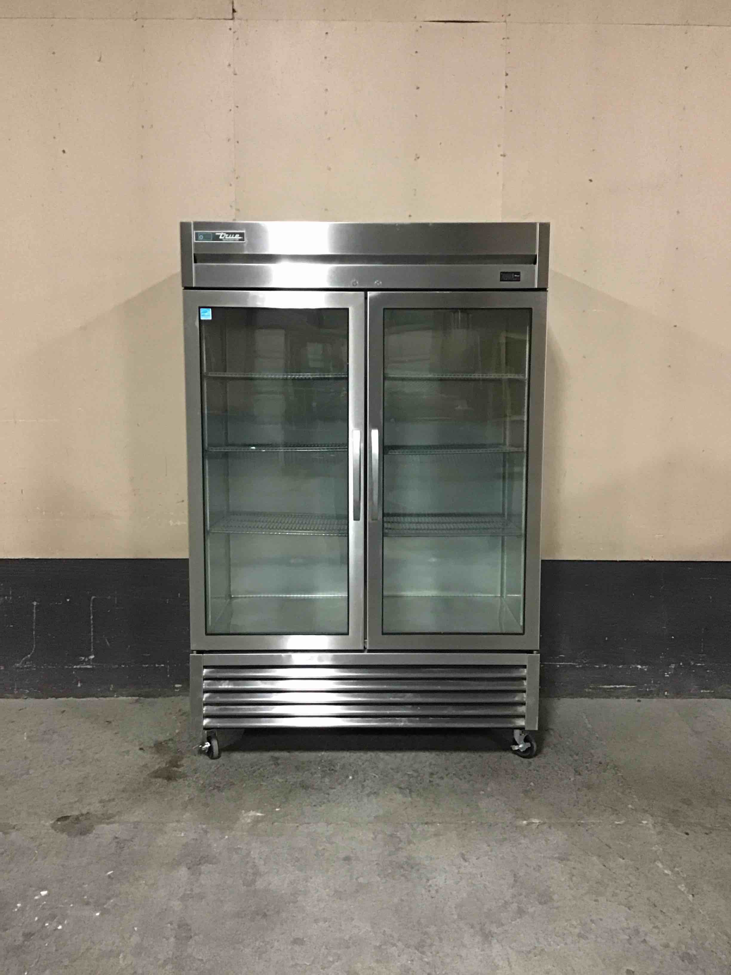 2020 TRUE TWO GLASS DOOR REACH IN REFRIGERATOR ON CASTERS 