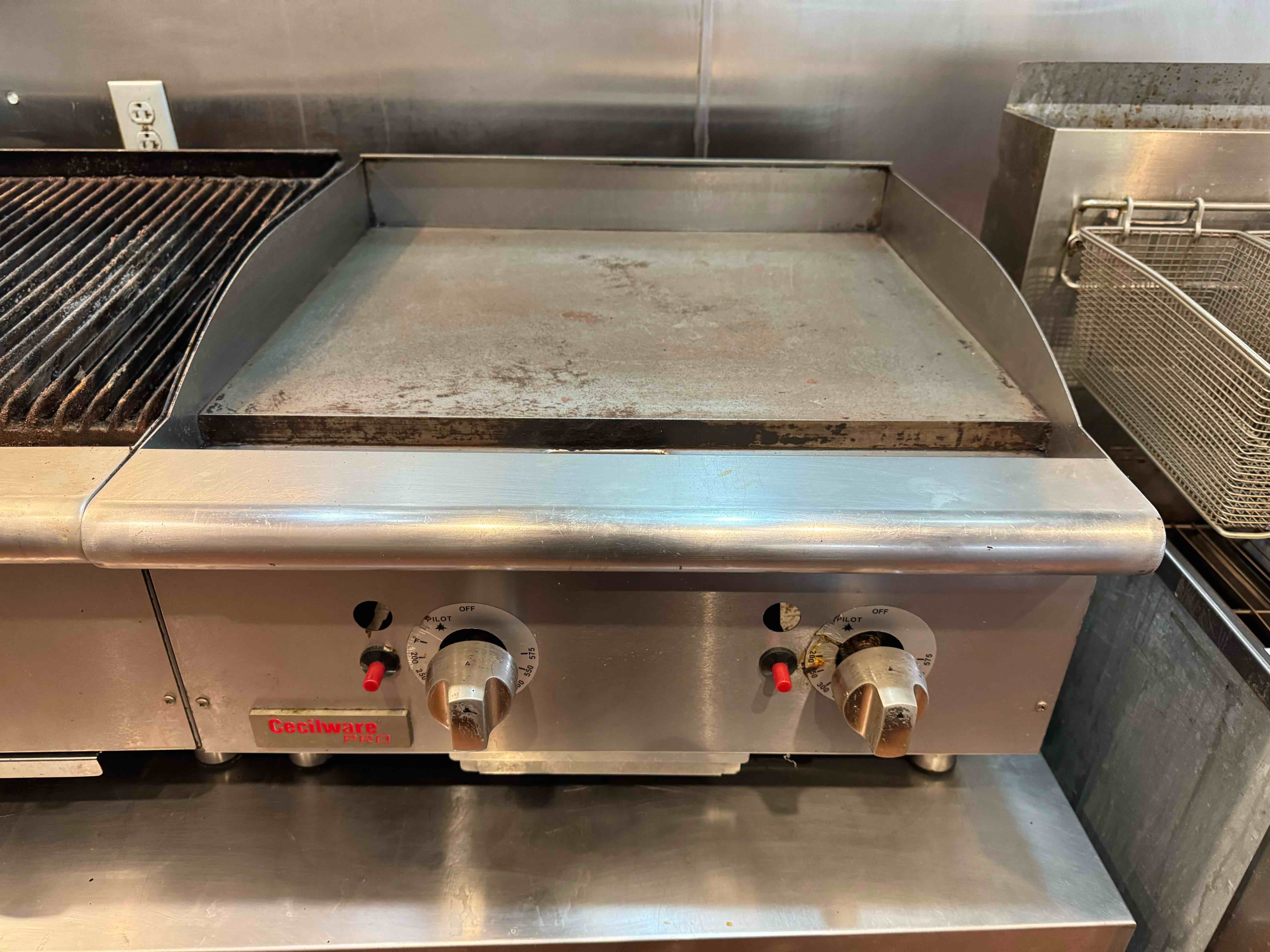 CECILWARE PRO 24 INCH NATURAL GAS TWO HEAT ZONE THERMOSTAT CONTROLLED FLAT GRILL