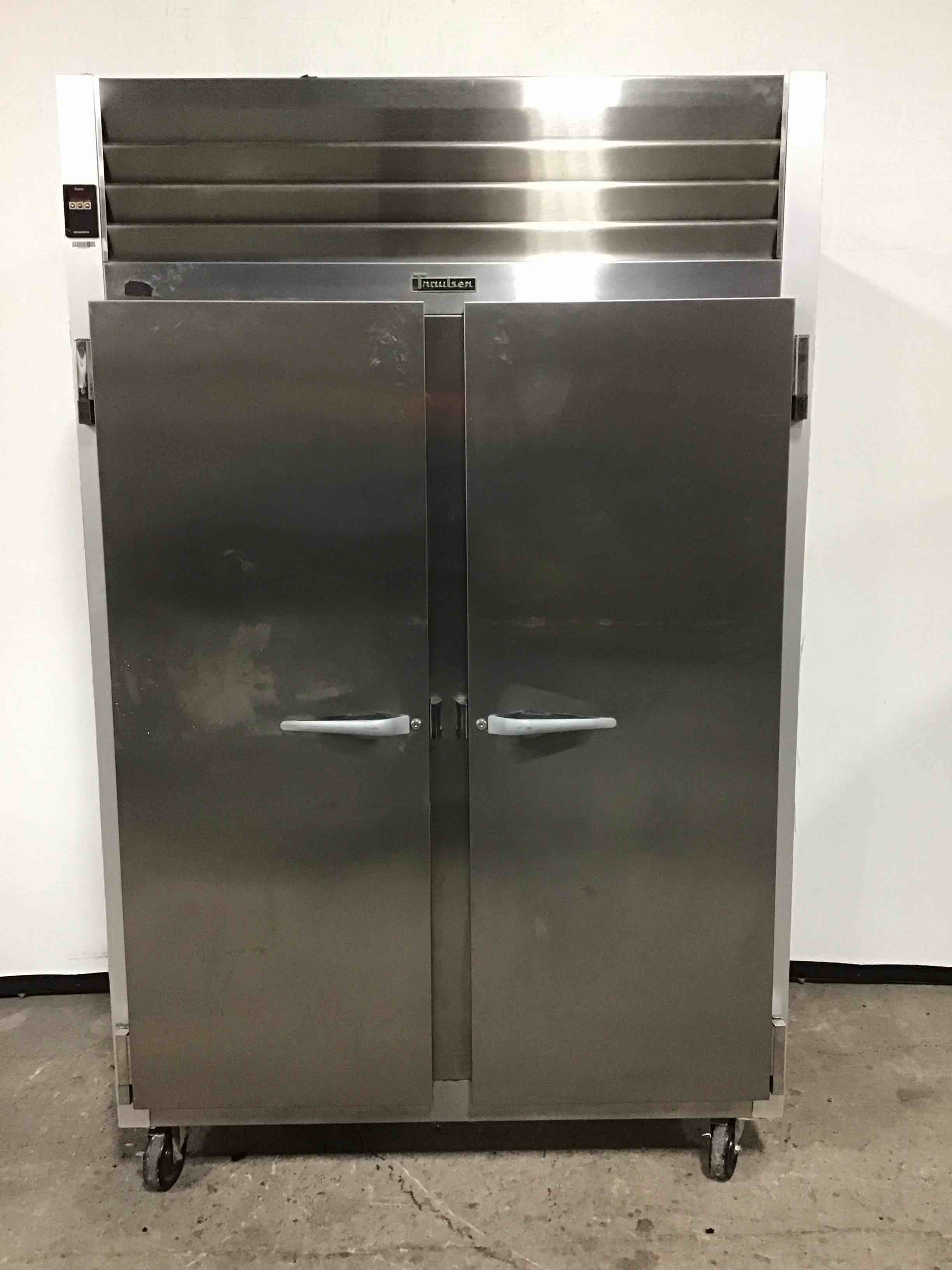 2015 TRAULSEN 2 DOOR STAINLESS STEEL REACH IN REFRIGERATOR ON CASTORS