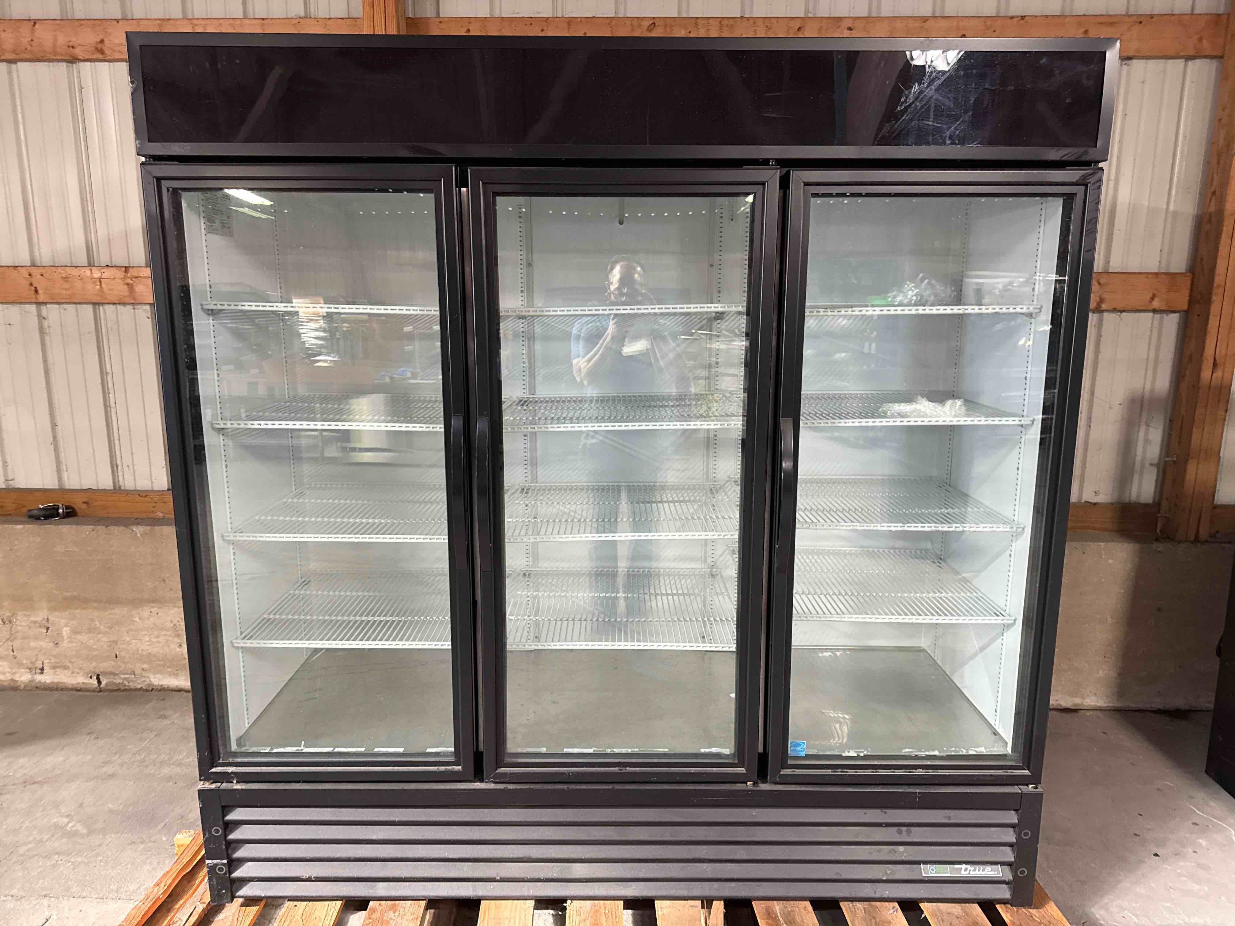 2018 TRUE 3-GLASS DOOR REFRIGERATOR MERCHANDISER
