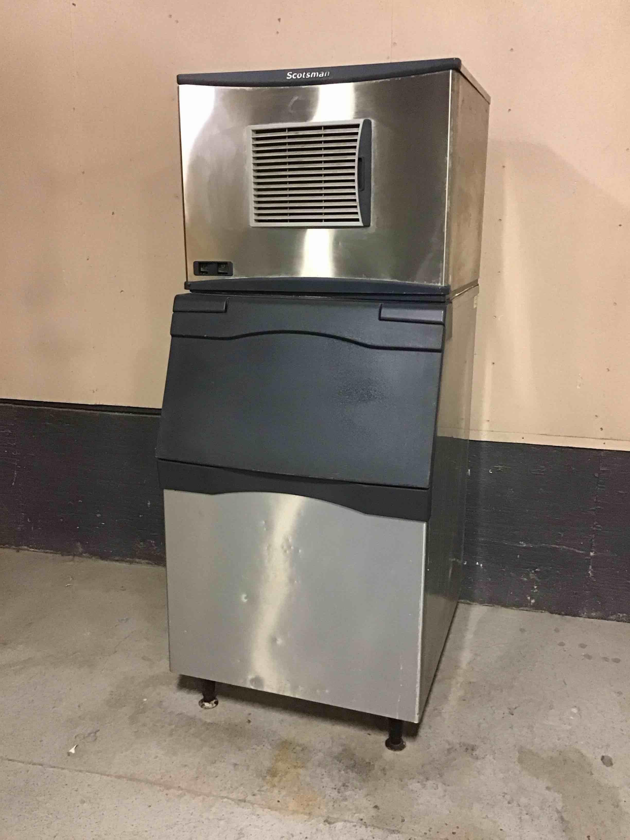 2015 SCOTSMAN 530LB CAPACITY HALF CUBE AIR COOLED ICE MACHINE WITH BIN 