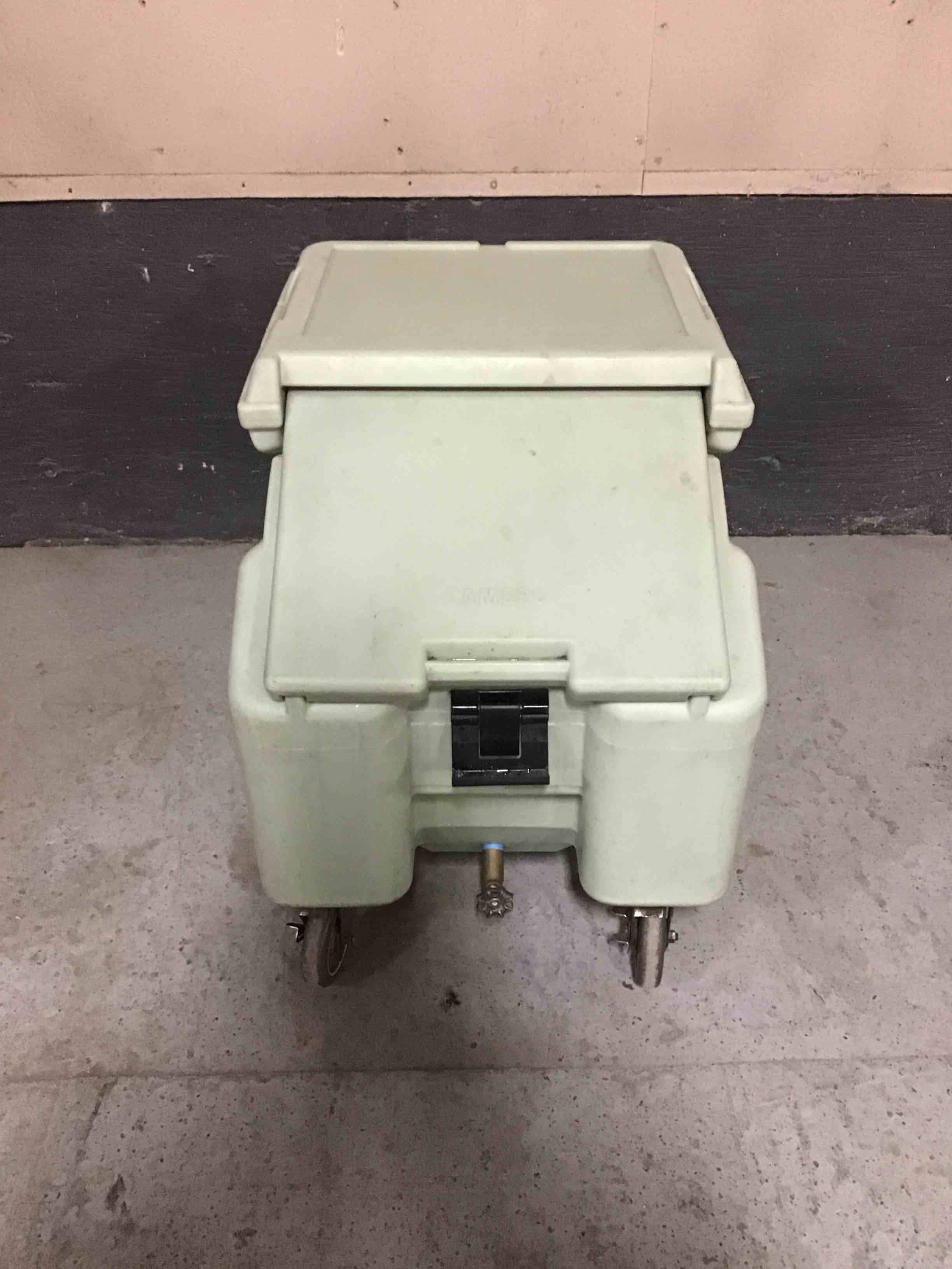 CAMBRO 100LB CAPACITY INSULATED MOBILE ICE CADDY
