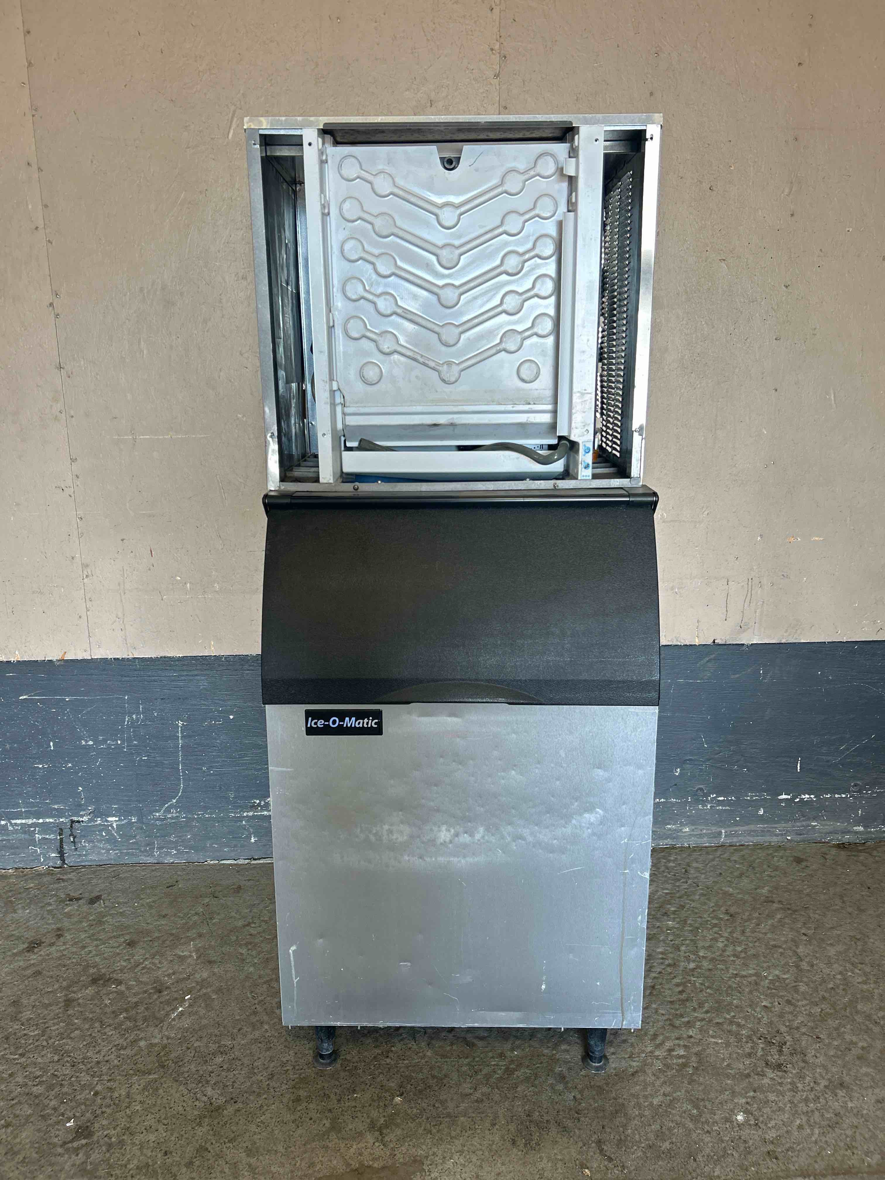 2019 ICE O MATIC 836LB CAPACITY AIR COOLED HALF CUBE ICE MACHINE AND BIN