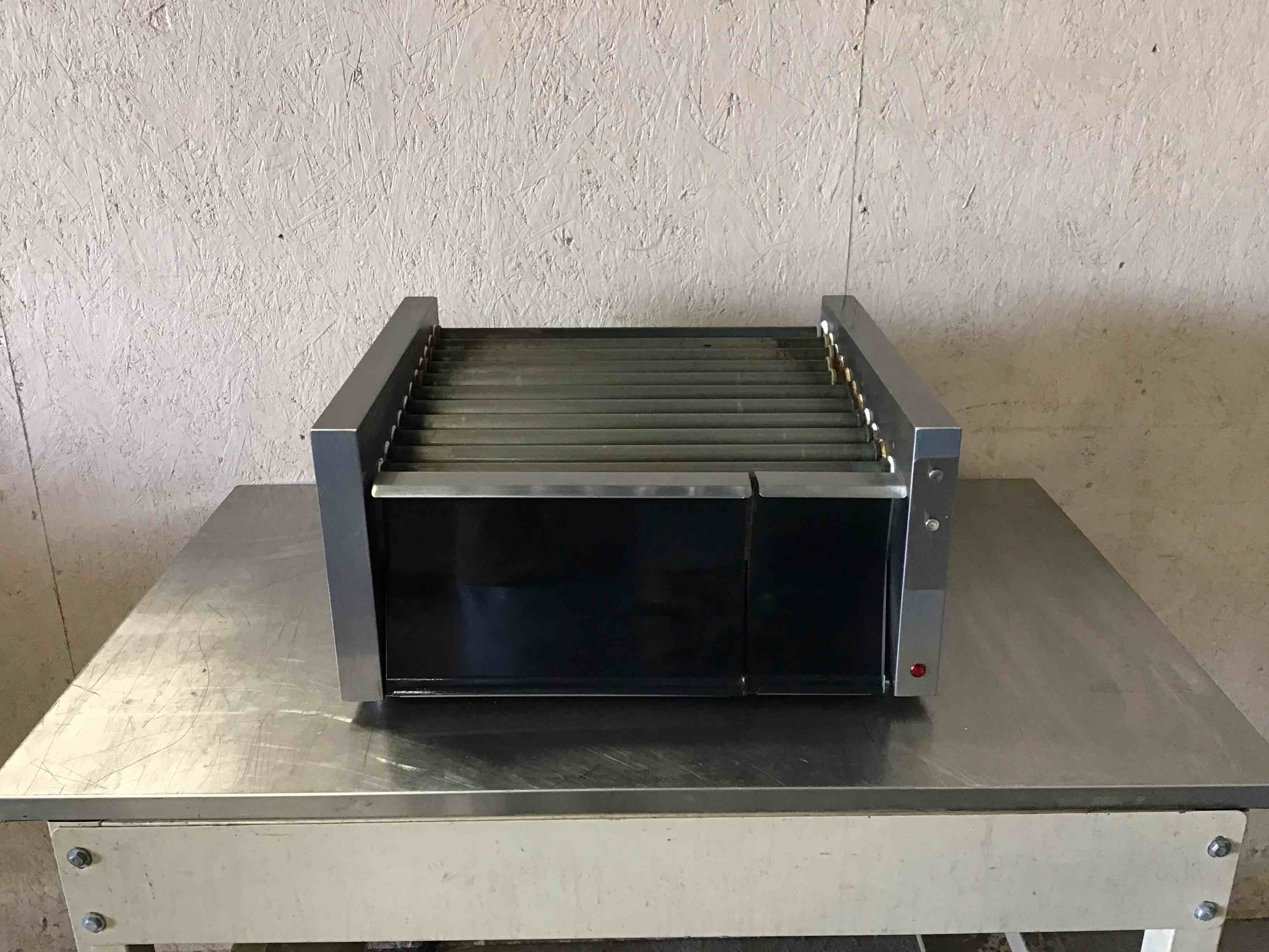 2017 STAR 24 INCH TWO HEAT ZONE 30 HOT DOG ROLLER GRILL WITH BUN DRAWER