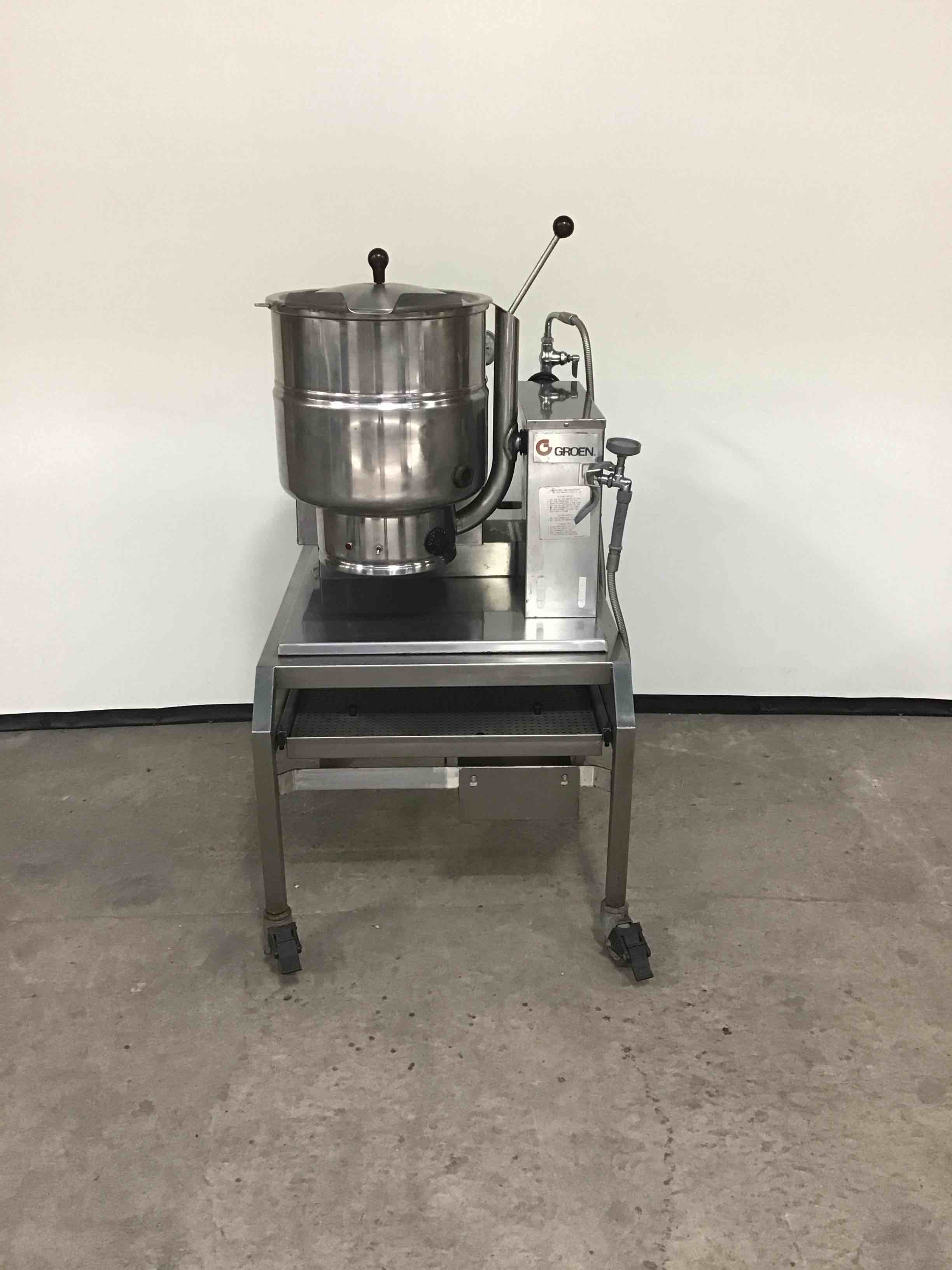 GROEN NATURAL GAS 40 QUART TILT KETTLE ON STAINLESS STEEL STAND ON CASTERS