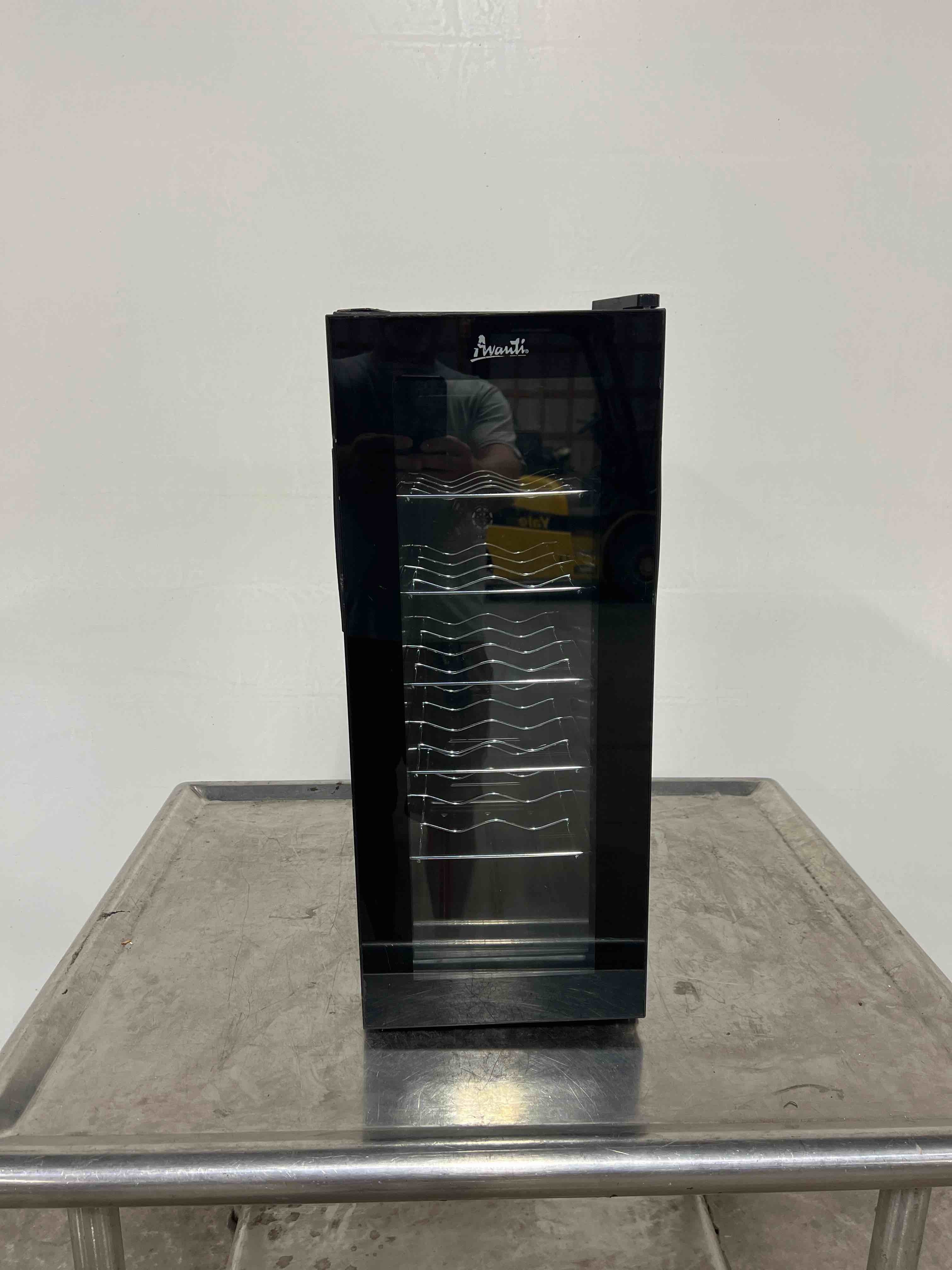 AVANTI 12 BOTTLE SINGLE GLASS DOOR WINE CHILLER