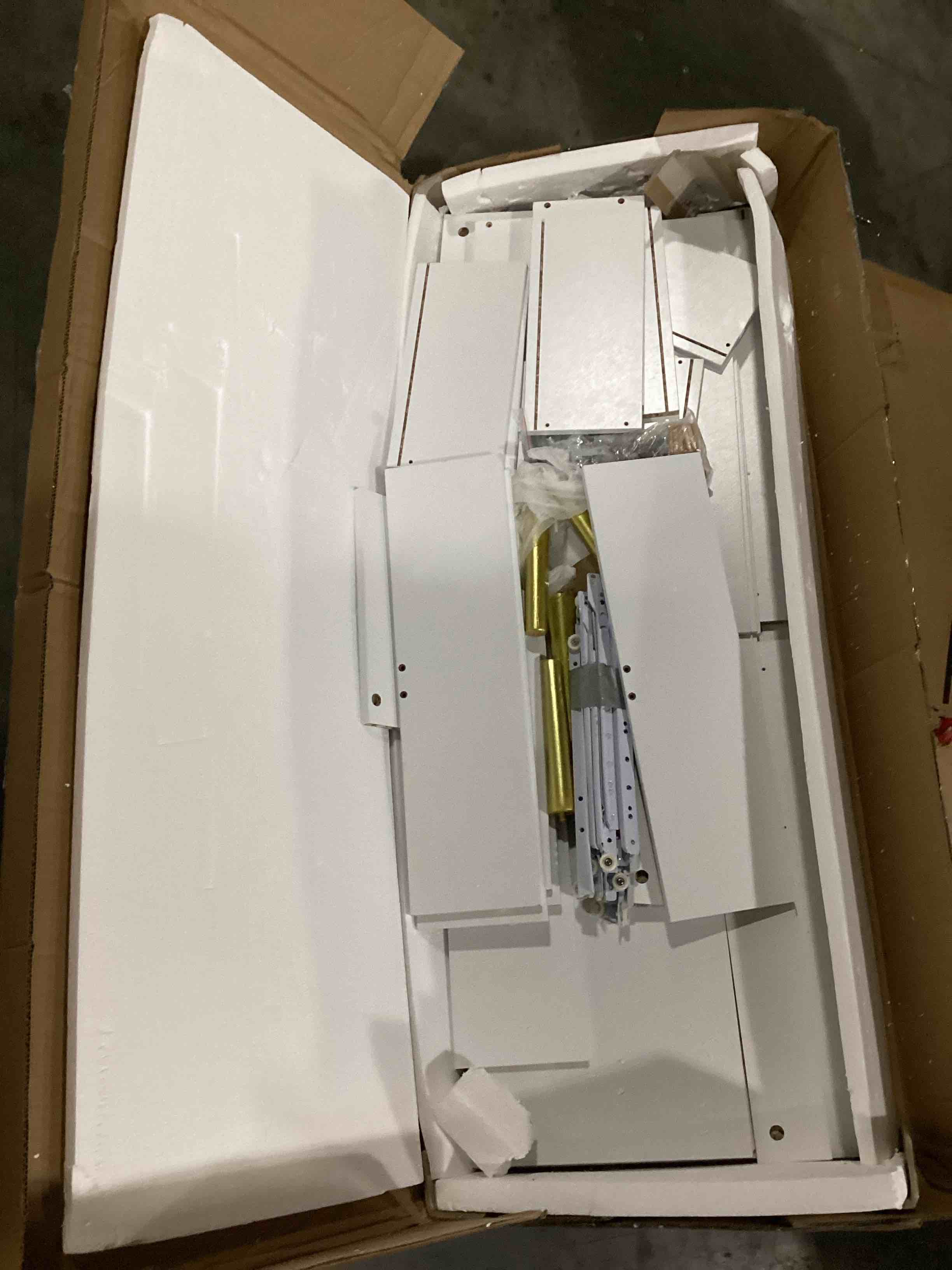 https://s3.amazonaws.com/lotting-images-prod/bidfta/GRN4826624_1721673902915.jpeg
