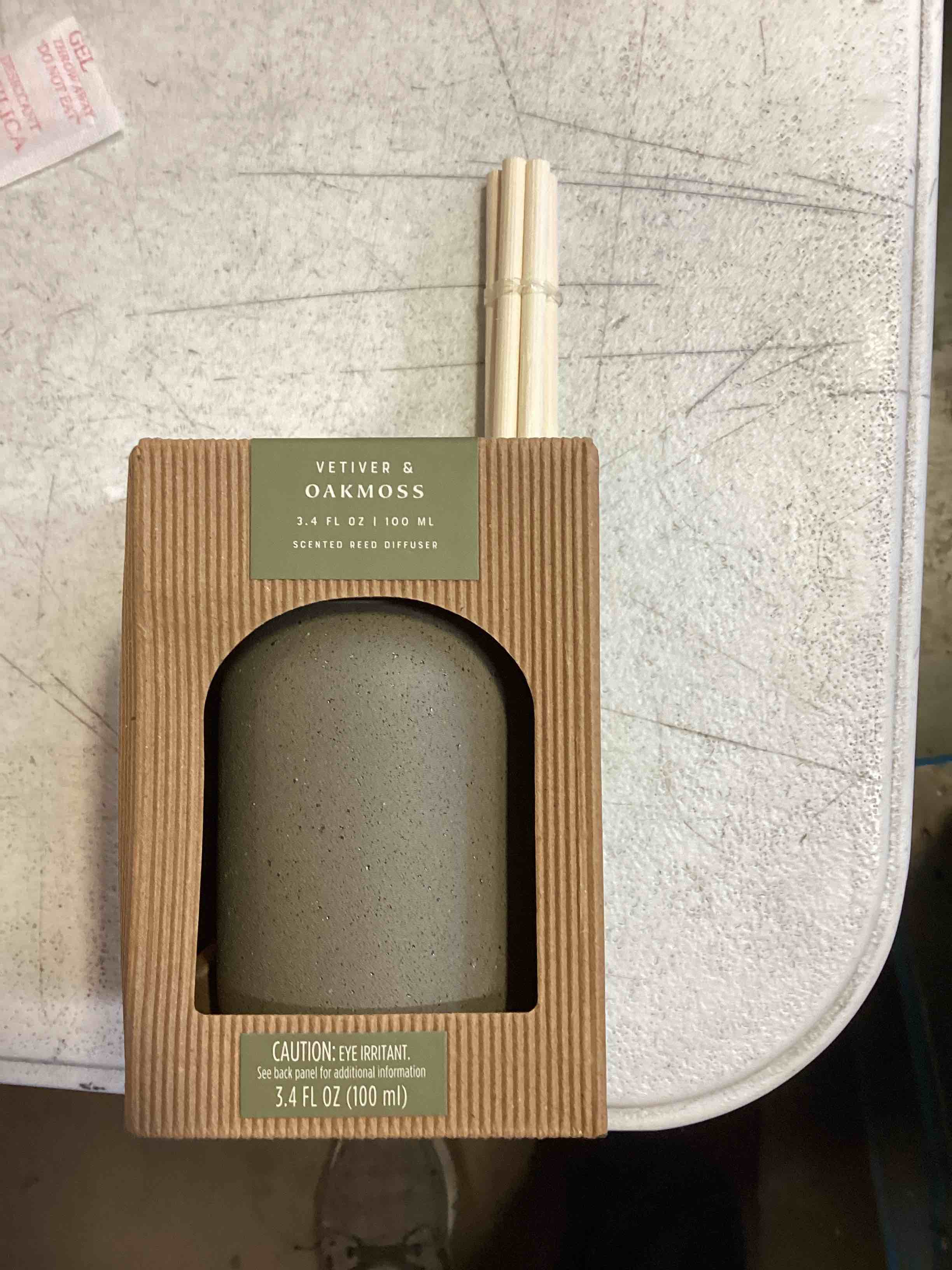 case pack of 6 vetiver & oakmoss scented reed diffuser 2.4 fl oz 