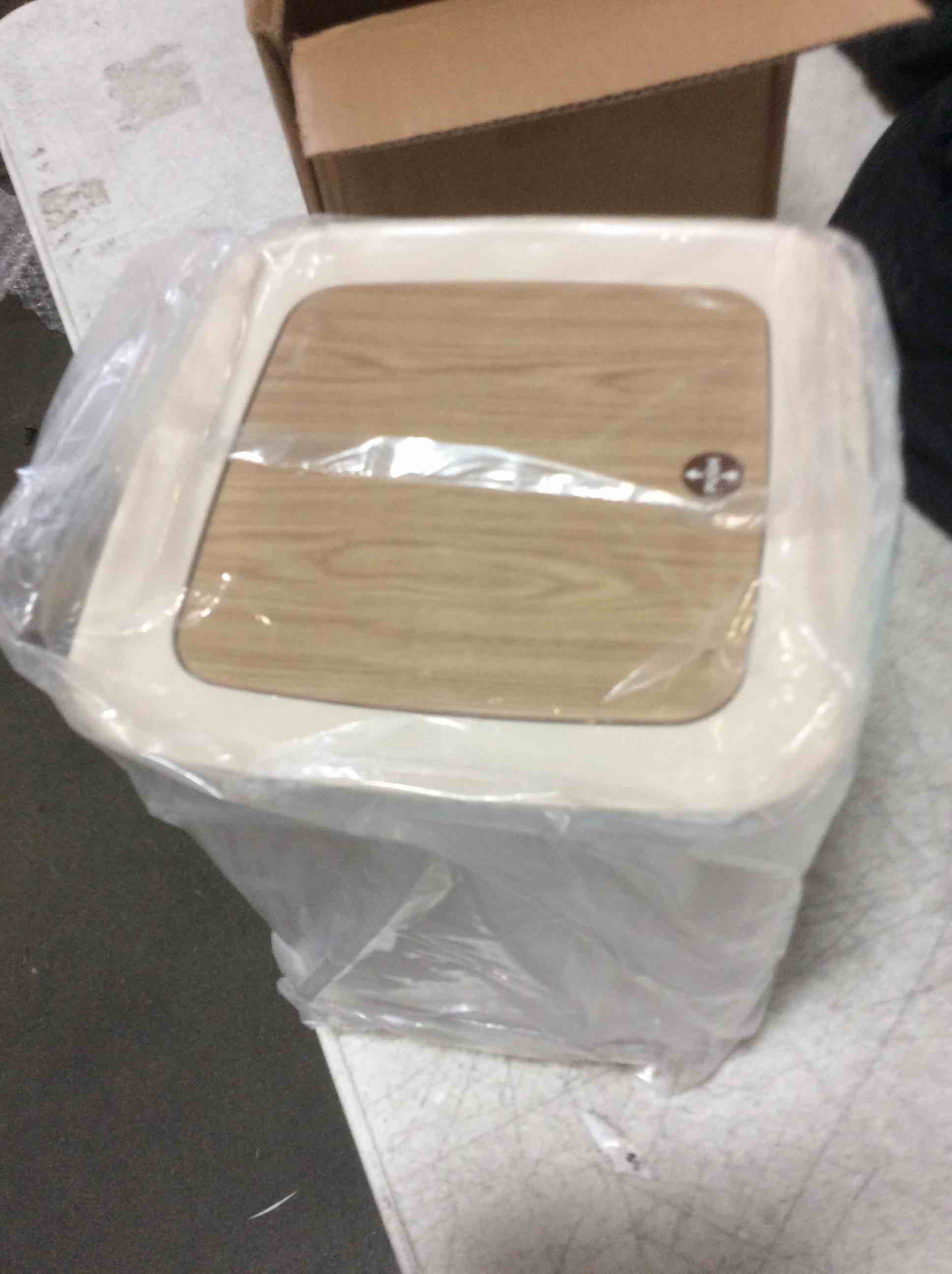 Bathroom garbage can