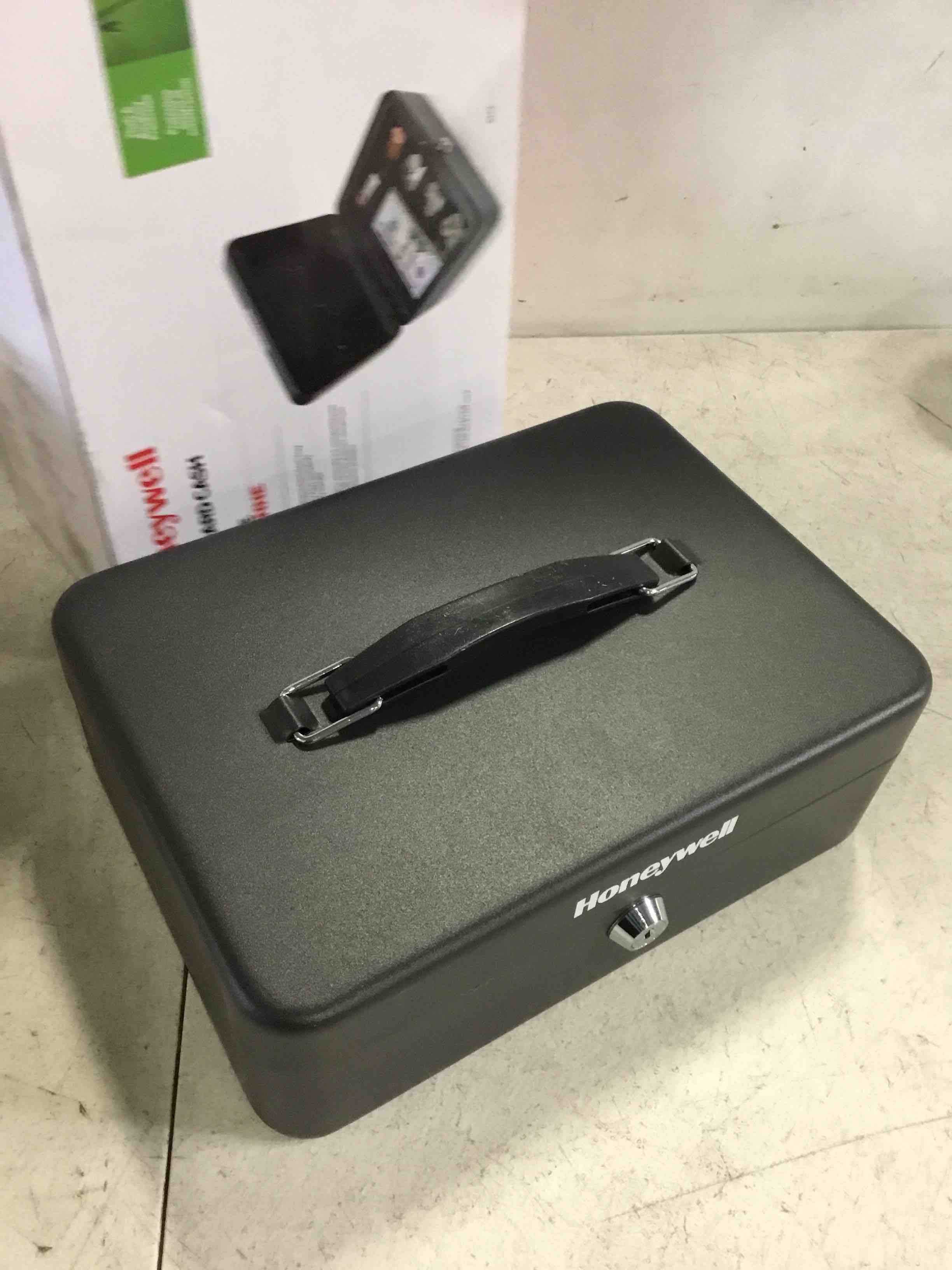 https://s3.amazonaws.com/lotting-images-prod/bidfta/GRN5351341_1692801984677.jpeg