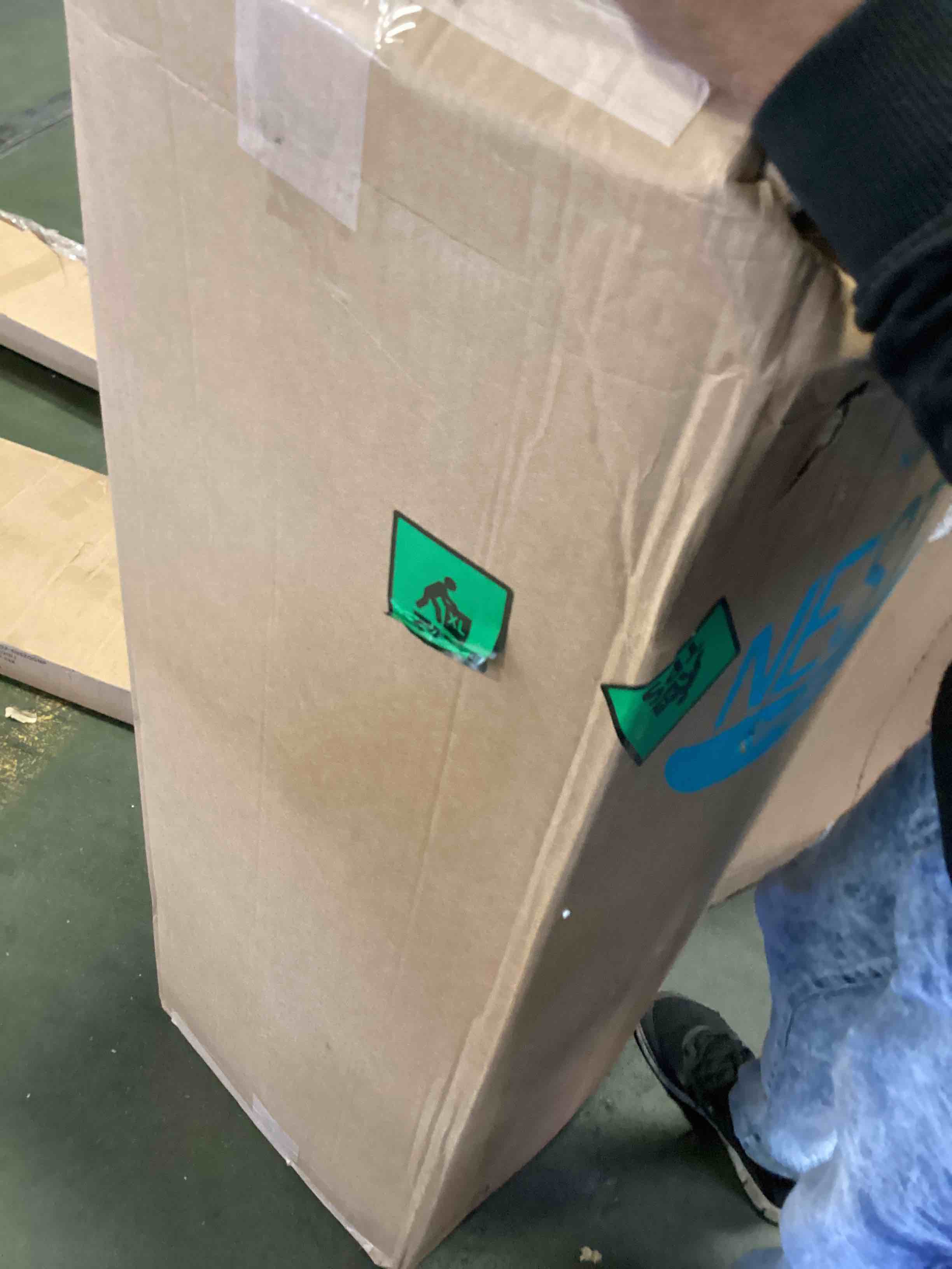 https://s3.amazonaws.com/lotting-images-prod/bidfta/GRN5419363_1693576124772.jpeg