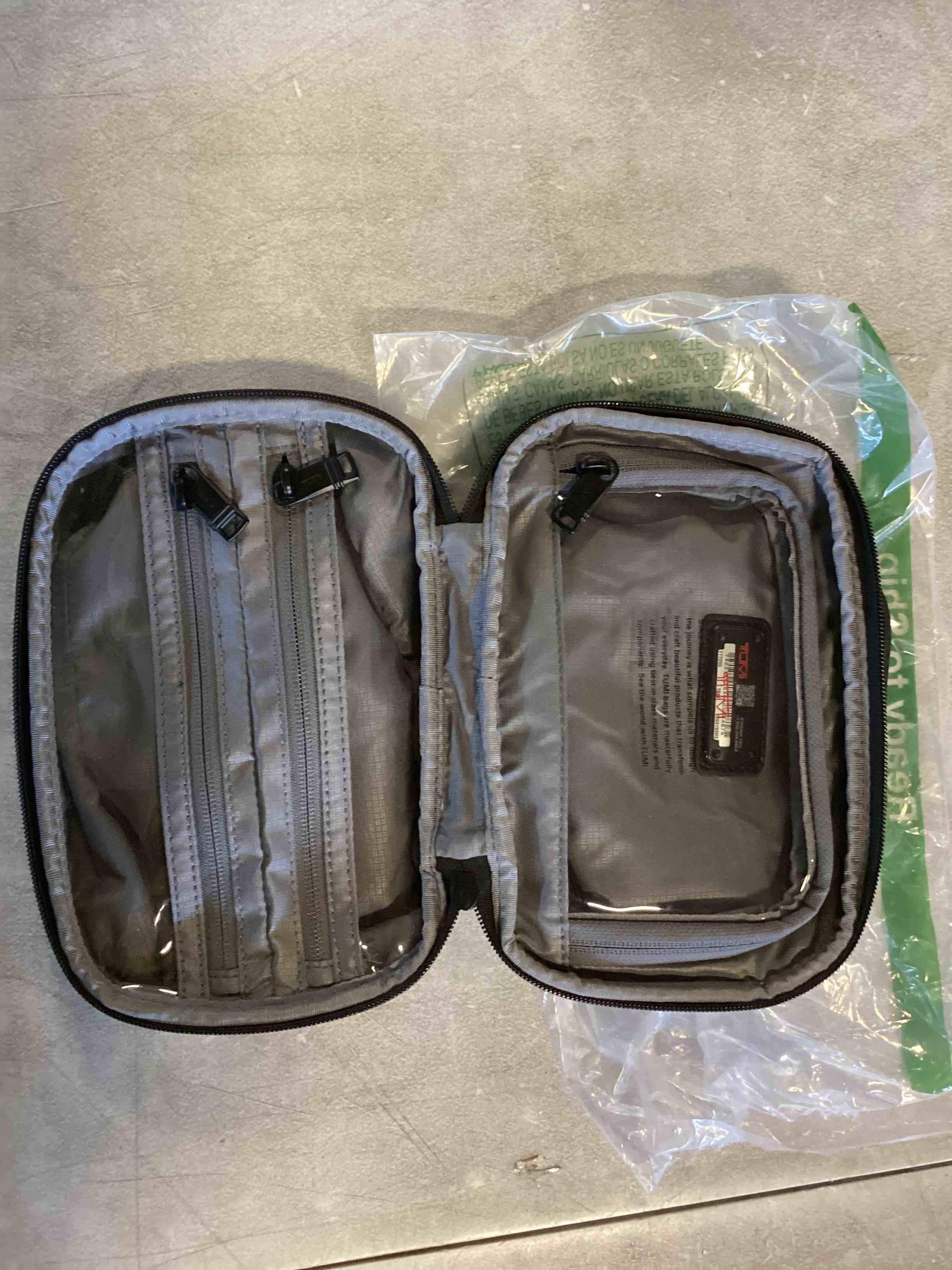 Tumi TUMI Alpha 3 Travel Kit, Official Product, Split Travel Kit, 5.5