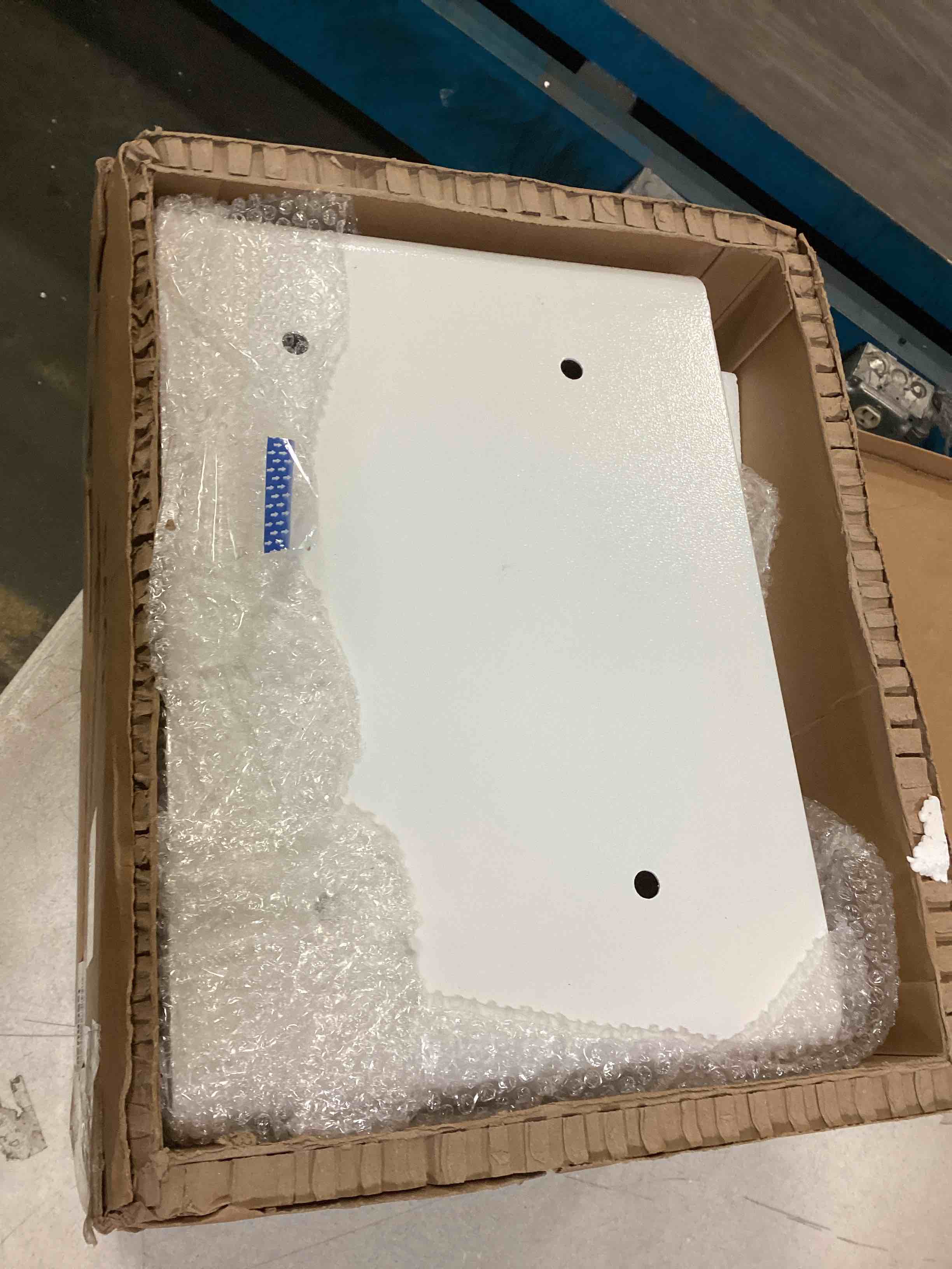 https://s3.amazonaws.com/lotting-images-prod/bidfta/GRN5624289_1702405830259.jpeg