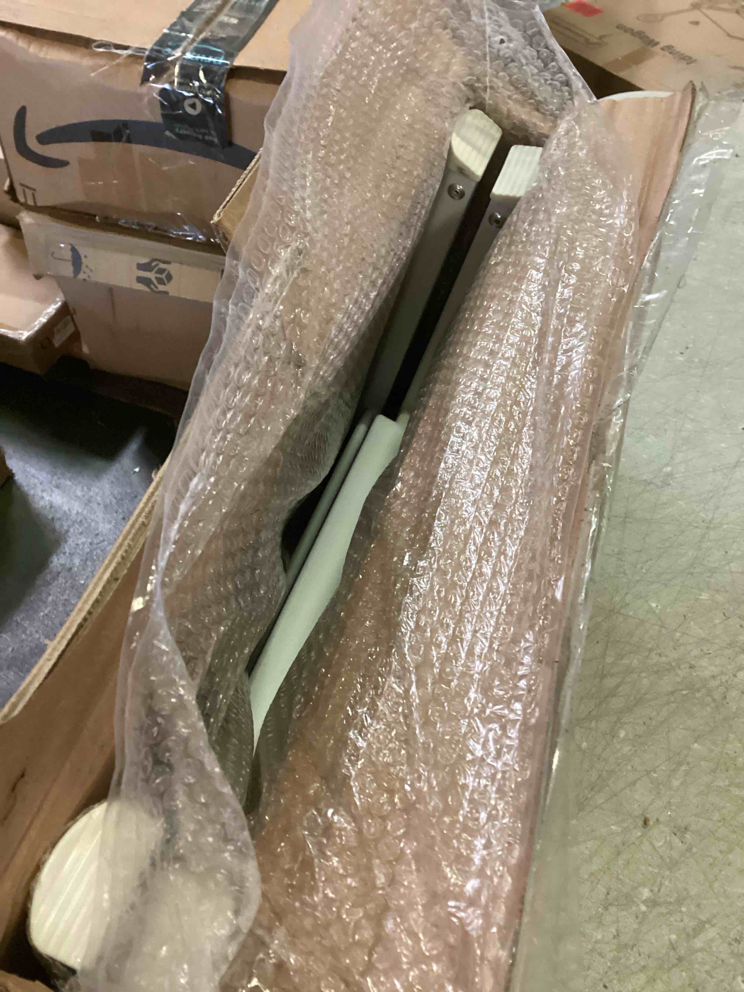 https://s3.amazonaws.com/lotting-images-prod/bidfta/GRN5629004_1702492268221.jpeg