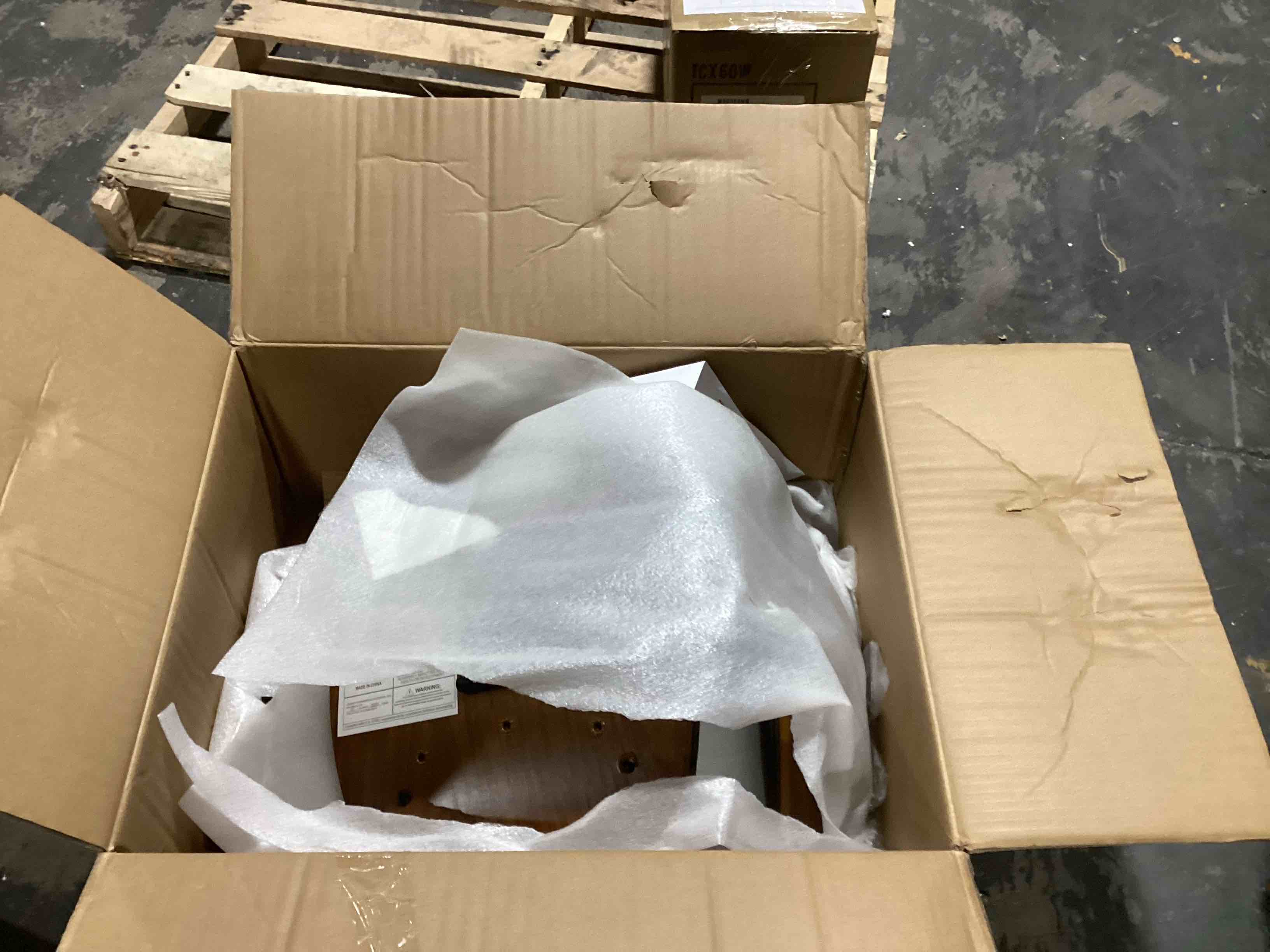 https://s3.amazonaws.com/lotting-images-prod/bidfta/GRN5668122_1702491820197.jpeg