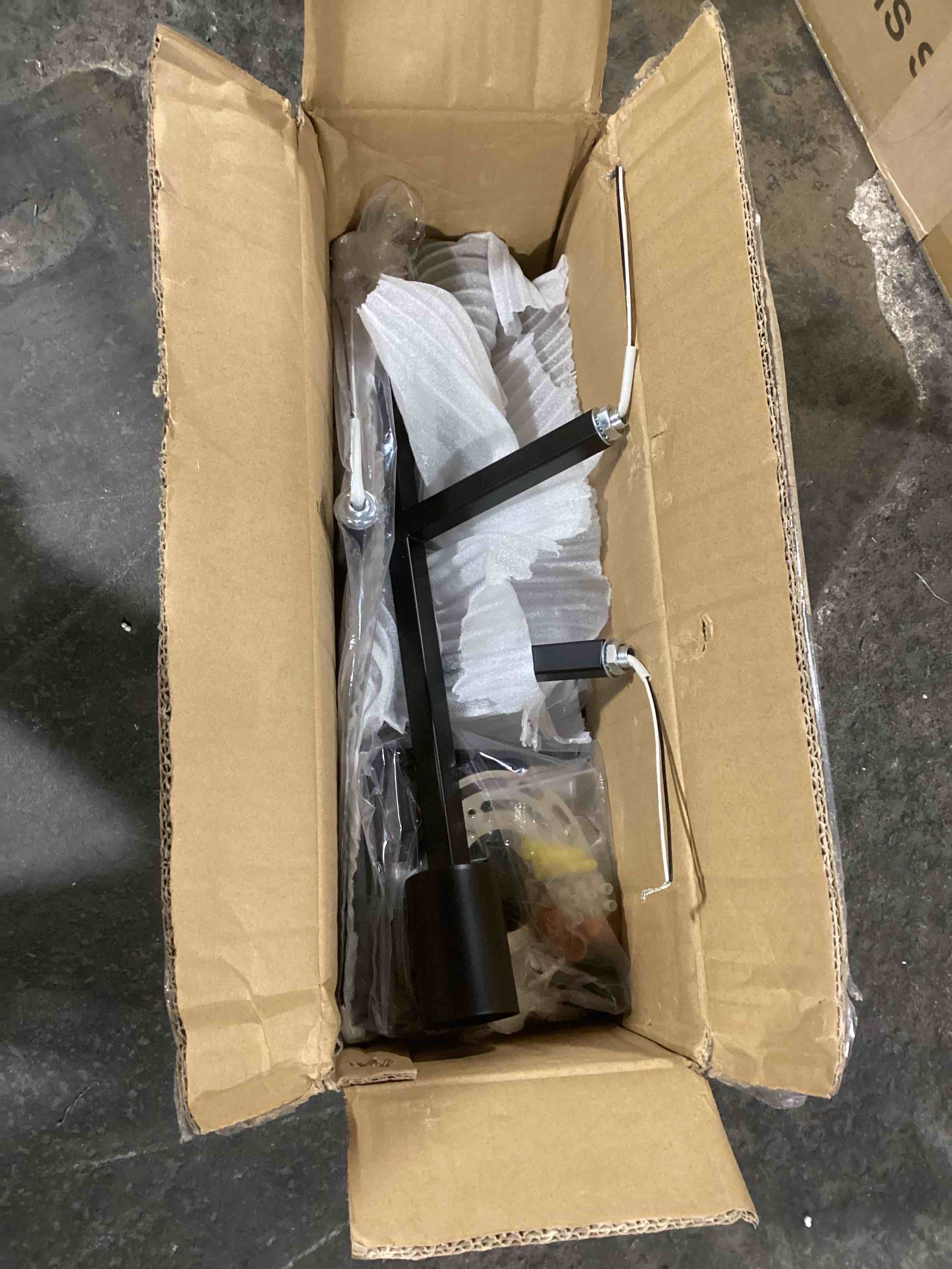 https://s3.amazonaws.com/lotting-images-prod/bidfta/GRN5668178_1702583910505.jpeg