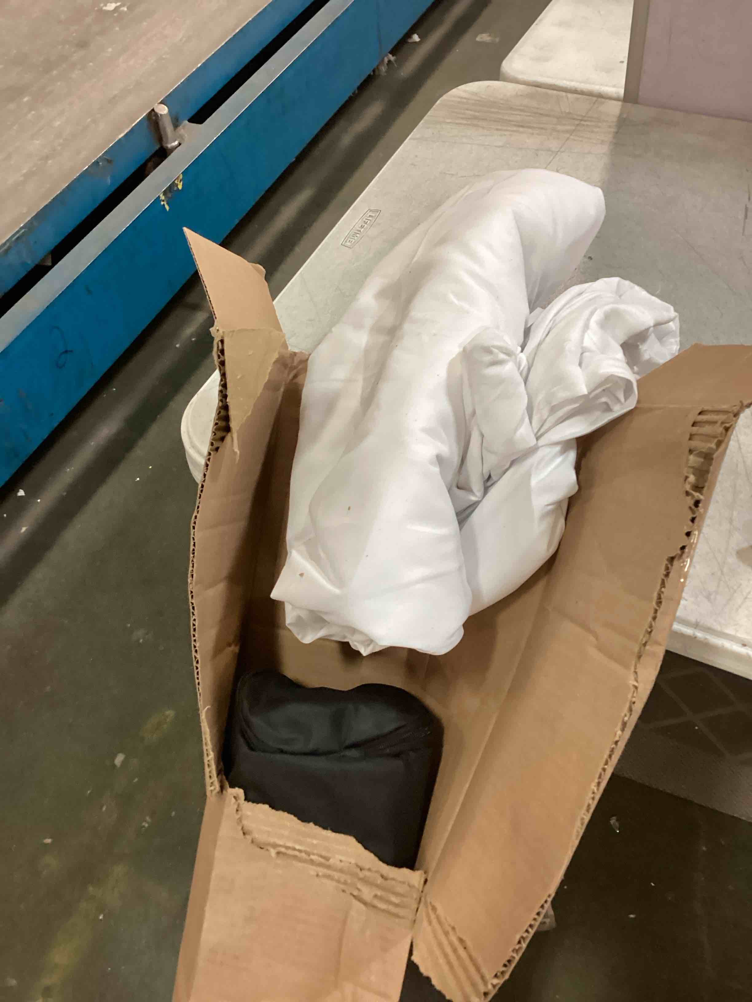https://s3.amazonaws.com/lotting-images-prod/bidfta/GRN5704335_1709813714434.jpeg