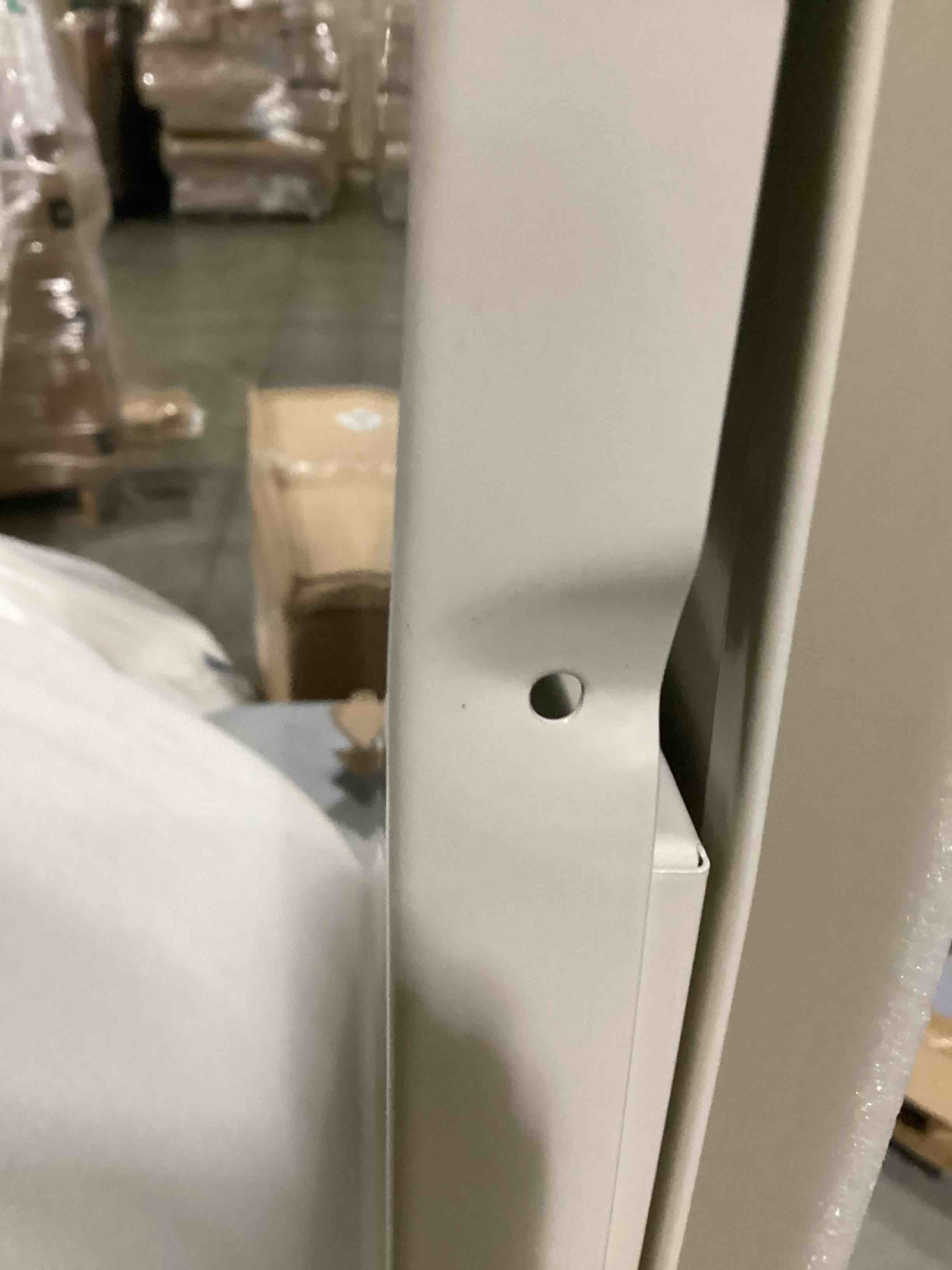 https://s3.amazonaws.com/lotting-images-prod/bidfta/GRN5712503_1727708013399.jpeg