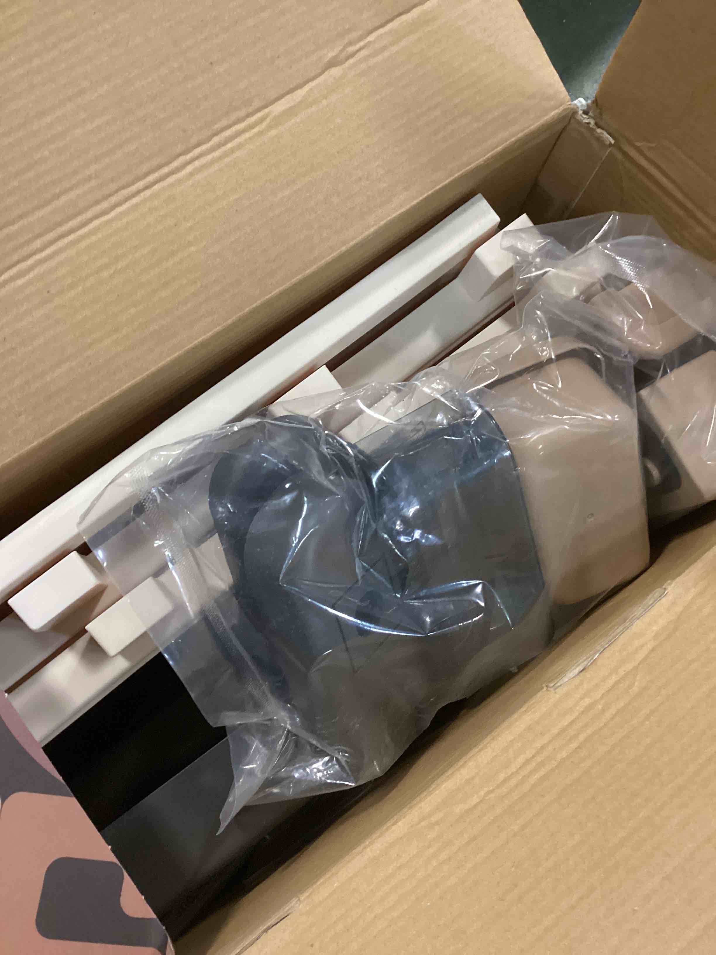 https://s3.amazonaws.com/lotting-images-prod/bidfta/GRN5727689_1707144283627.jpeg