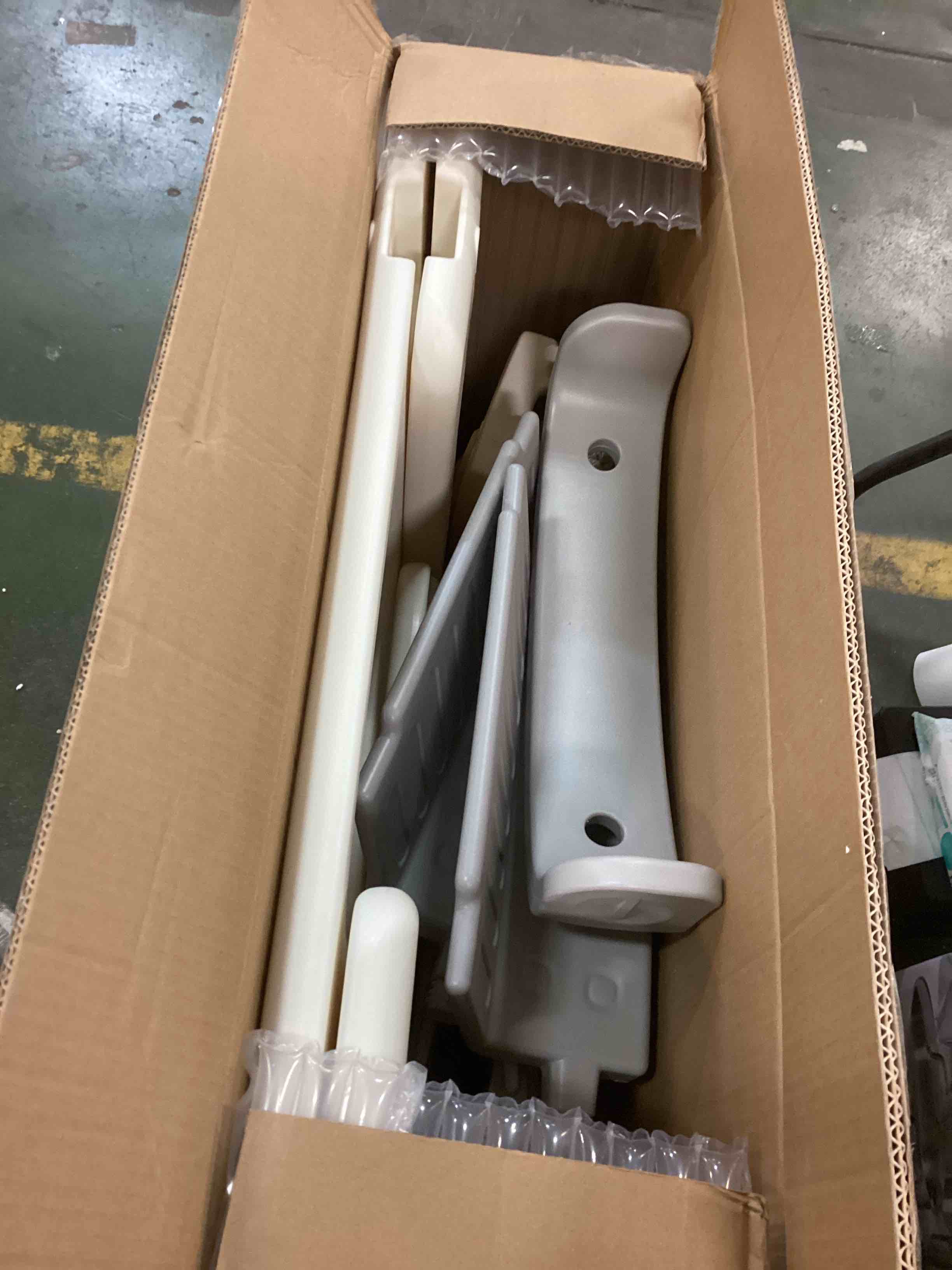 https://s3.amazonaws.com/lotting-images-prod/bidfta/GRN5832165_1705069551730.jpeg