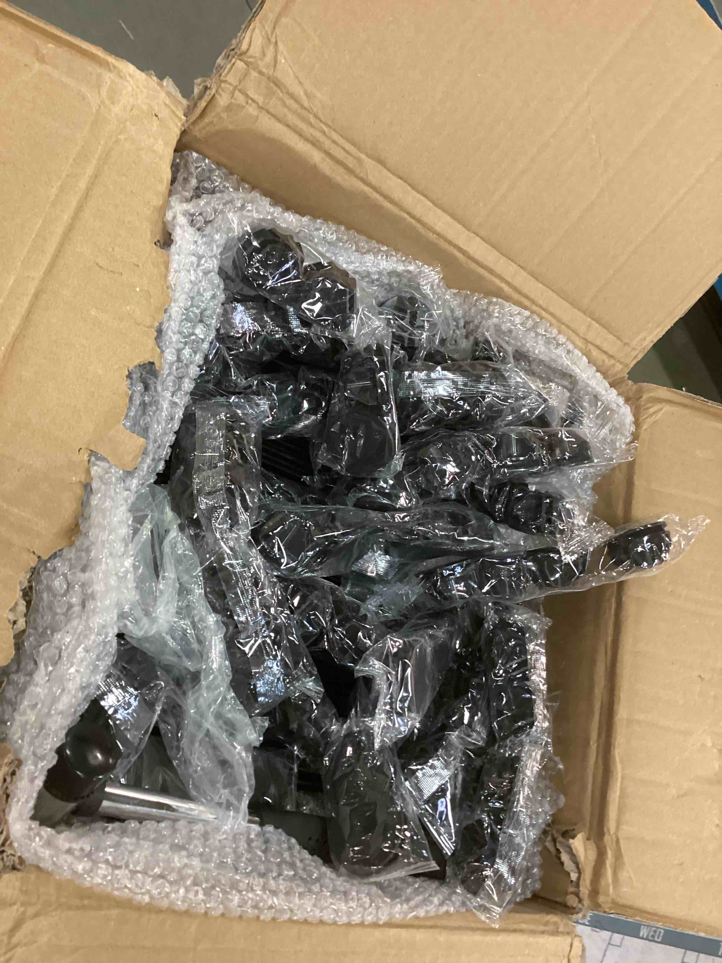 https://s3.amazonaws.com/lotting-images-prod/bidfta/GRN5872125_1706375040907.jpeg