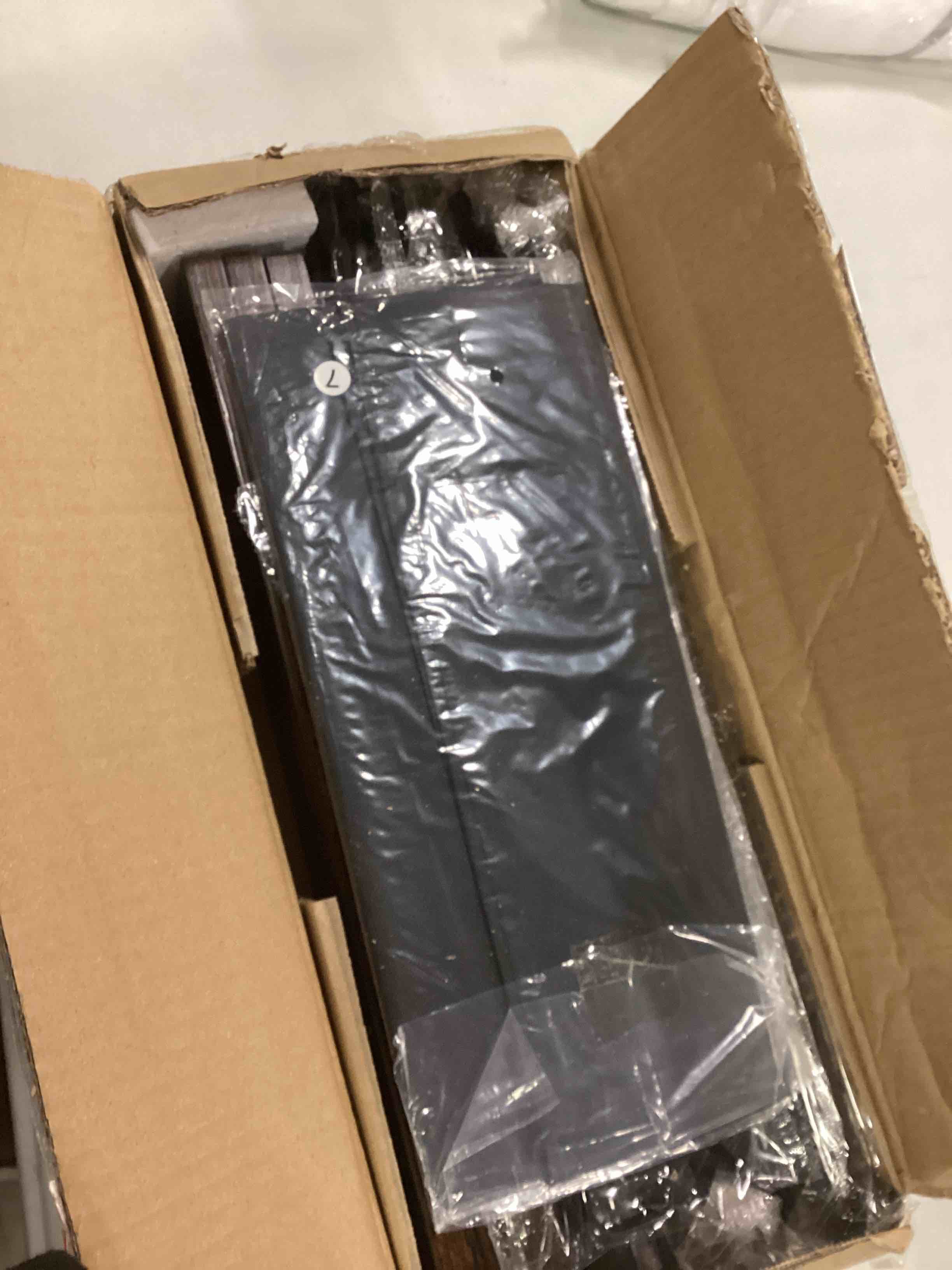 https://s3.amazonaws.com/lotting-images-prod/bidfta/GRN5998750_1710328775471.jpeg