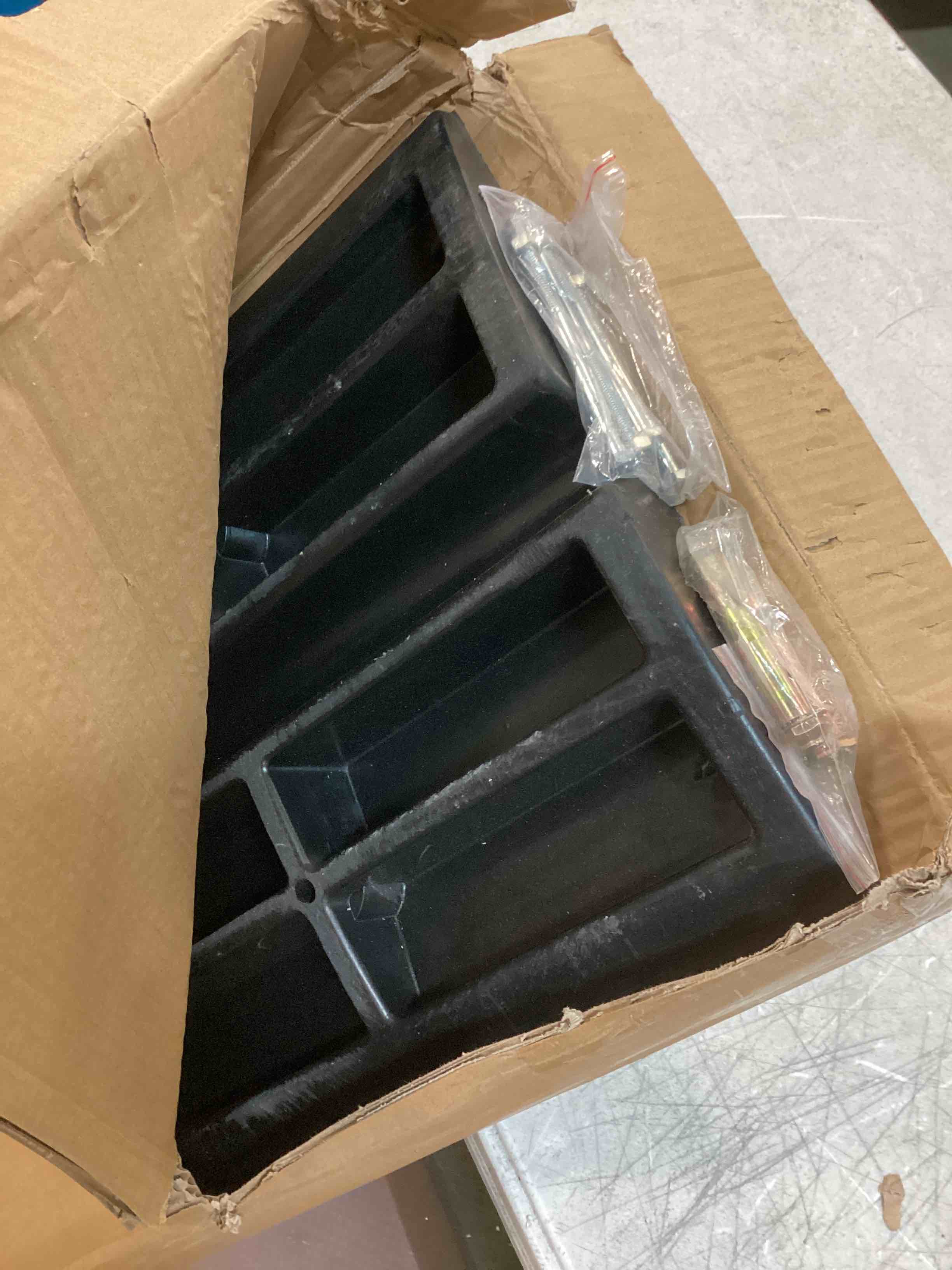 https://s3.amazonaws.com/lotting-images-prod/bidfta/GRN6003997_1709822659331.jpeg