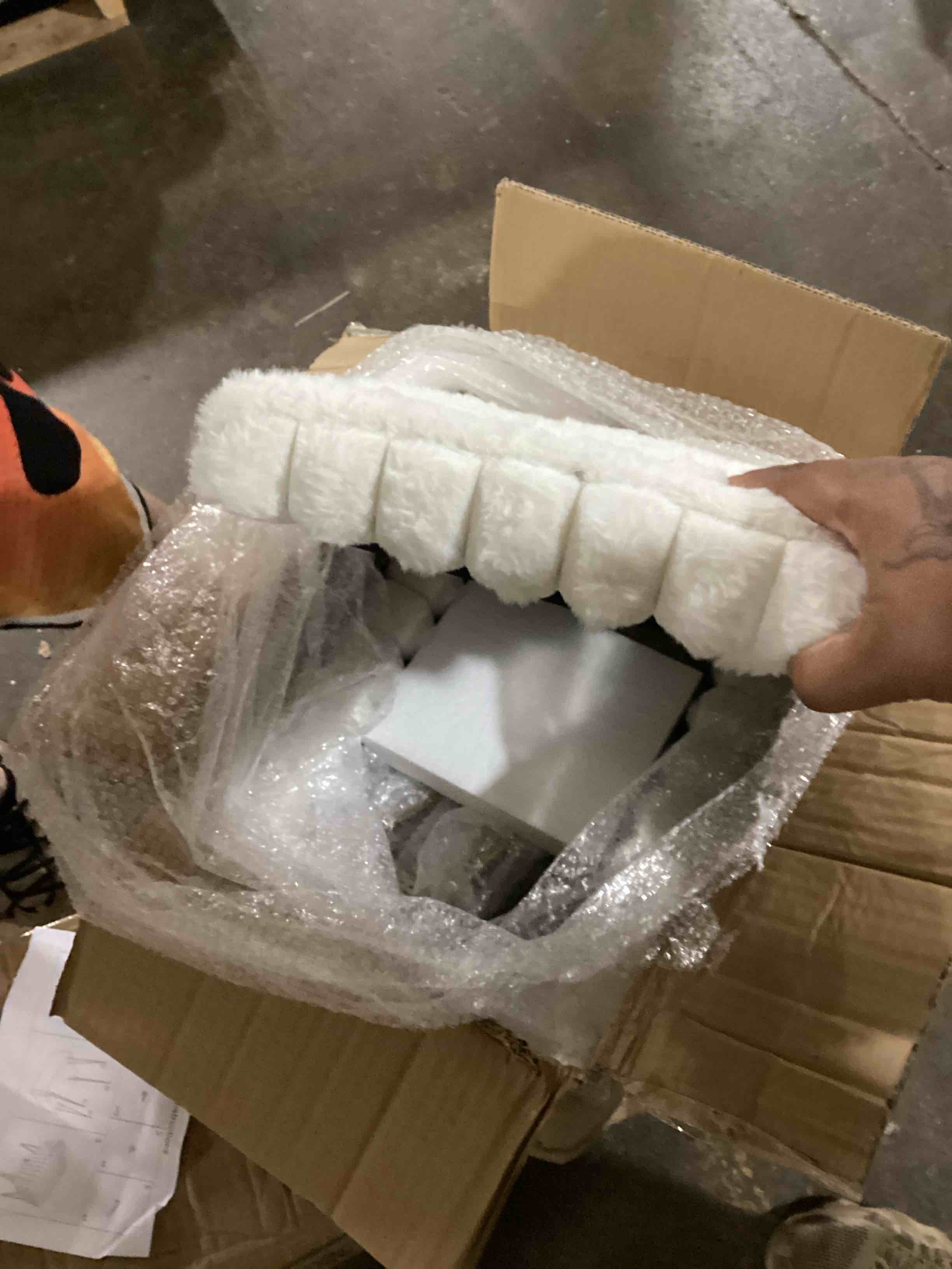 https://s3.amazonaws.com/lotting-images-prod/bidfta/GRN6067307_1712775746707.jpeg