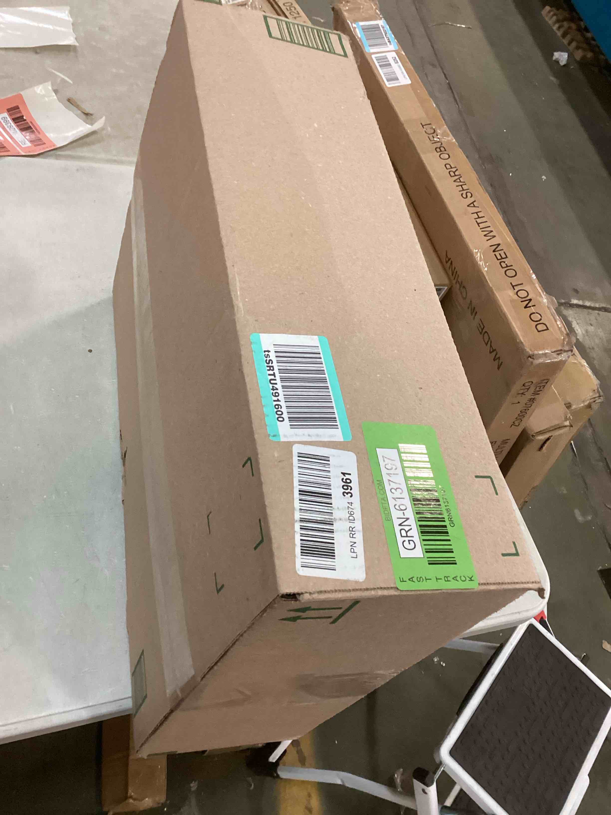 https://s3.amazonaws.com/lotting-images-prod/bidfta/GRN6137197_1708715885347.jpeg
