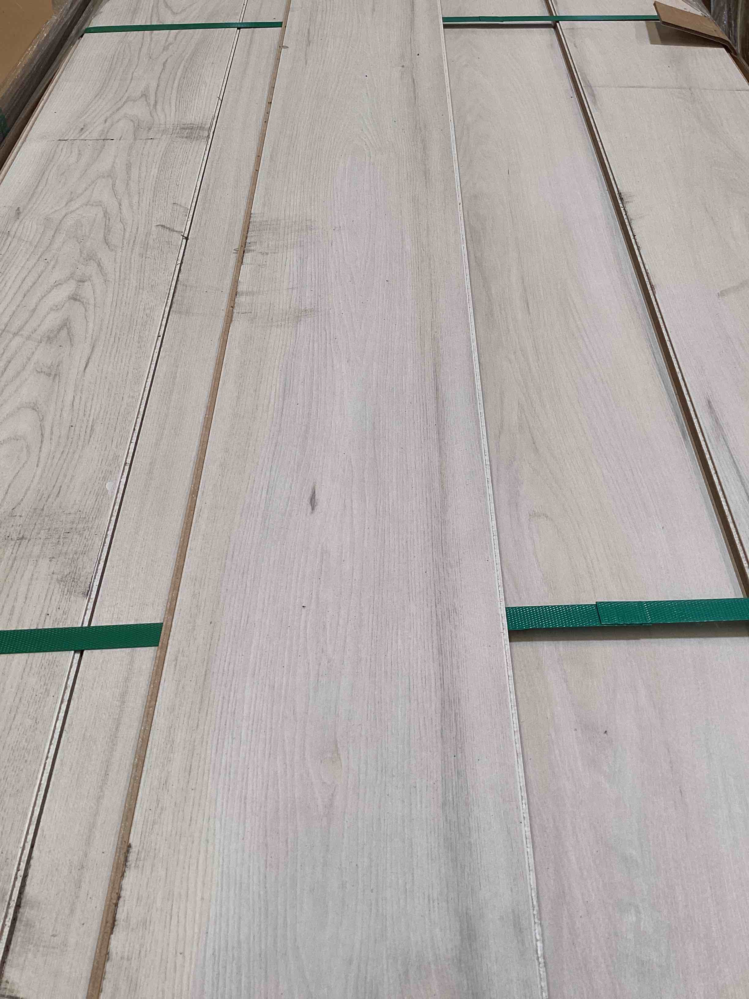 Laminate Wood Flooring (22.66 sq ft/ Box) 56 Boxes = 1268.98 Sq Ft 