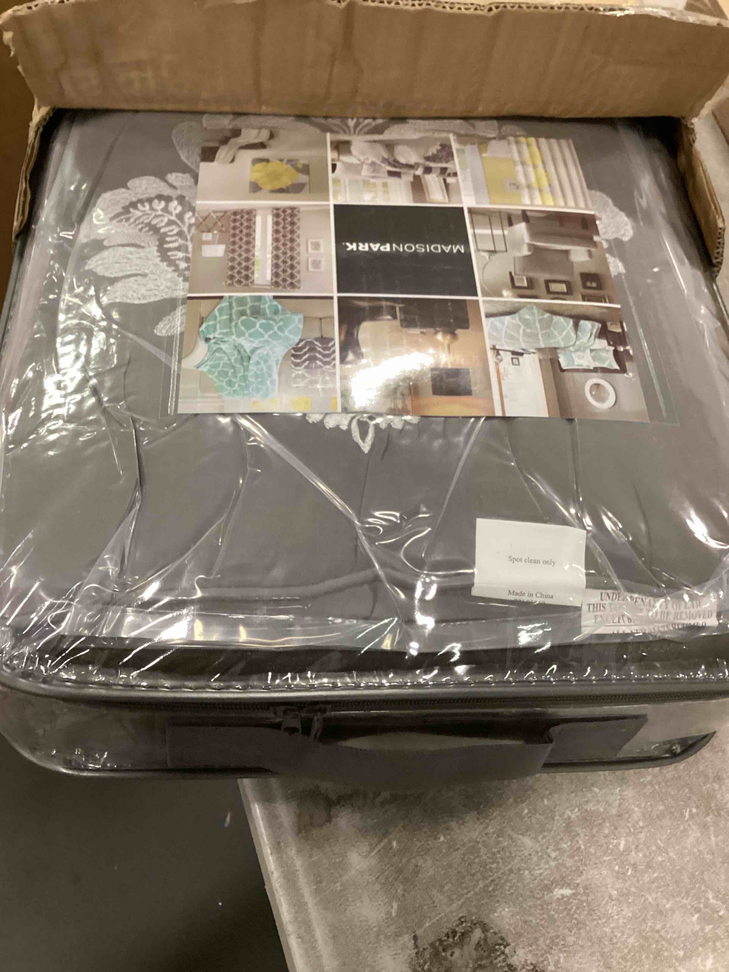 https://s3.amazonaws.com/lotting-images-prod/bidfta/GRN6204803_1712936931185.jpeg