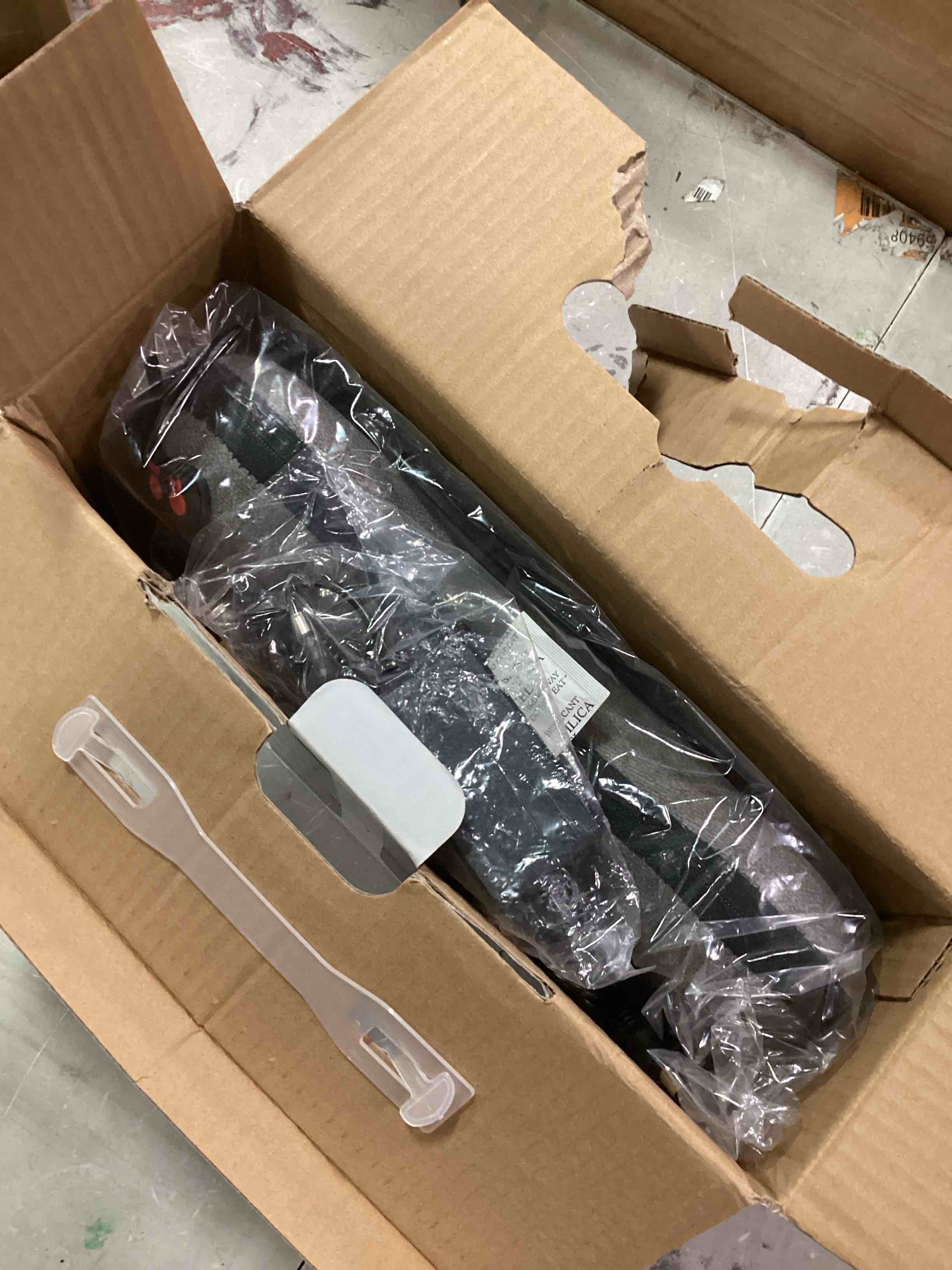 https://s3.amazonaws.com/lotting-images-prod/bidfta/GRN6206920_1713903390306.jpeg