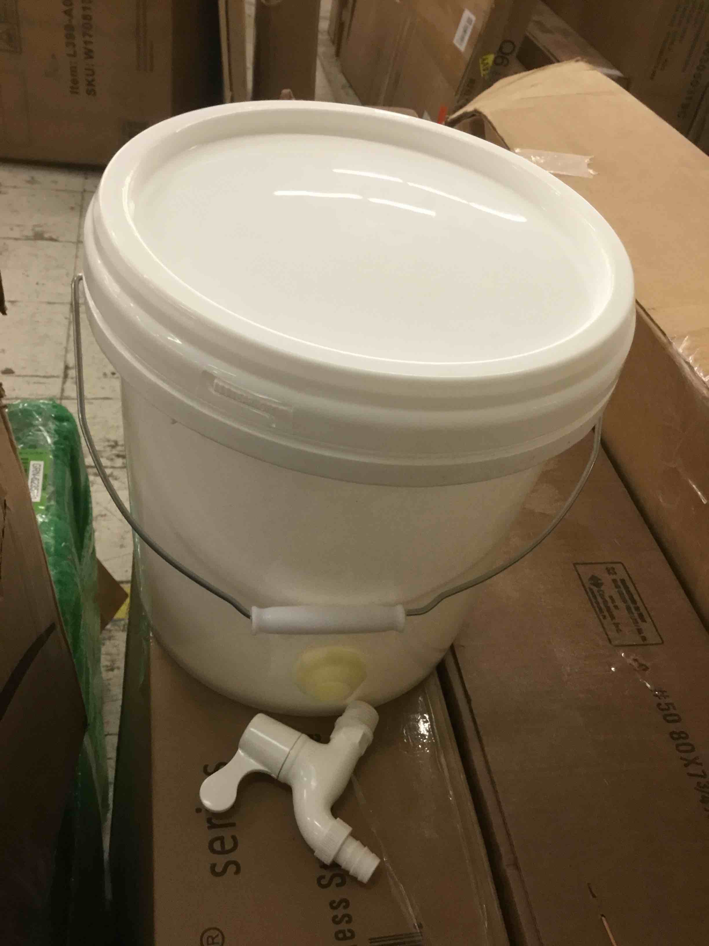 Bucket with Spout and Lid White (3 buckets,3 lids,2 spouts)