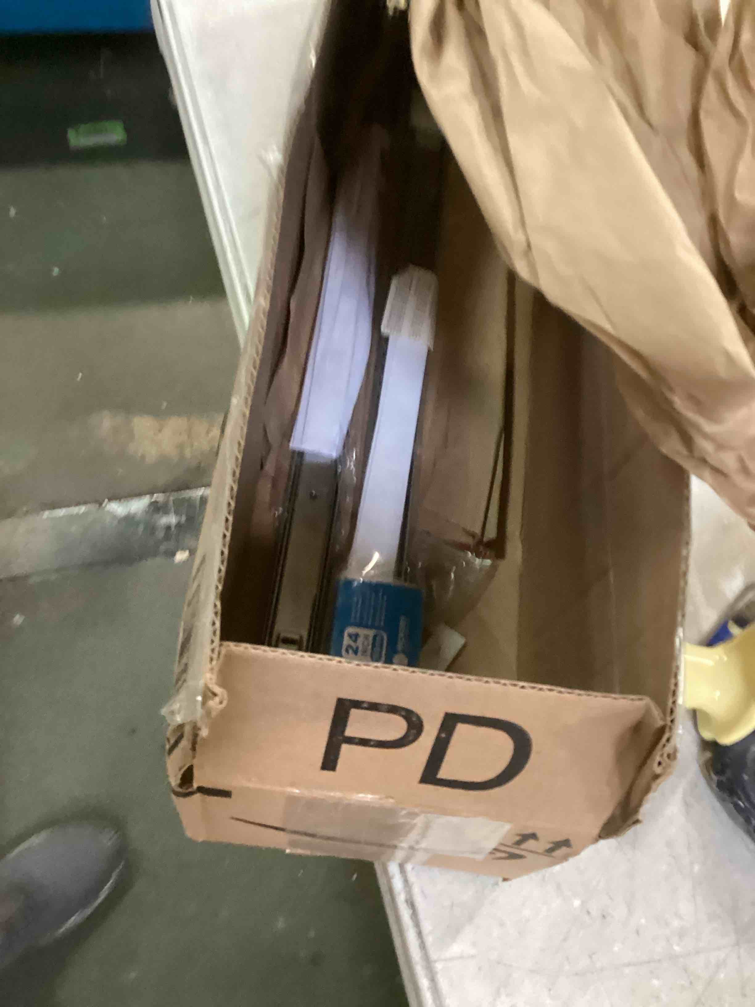https://s3.amazonaws.com/lotting-images-prod/bidfta/GRN6270790_1712241730504.jpeg